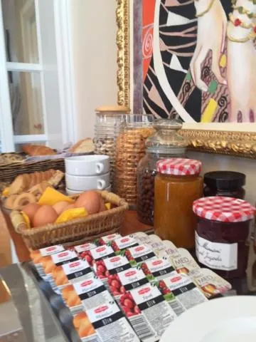 Buffet breakfast in Villa Bougenvilia Tomas