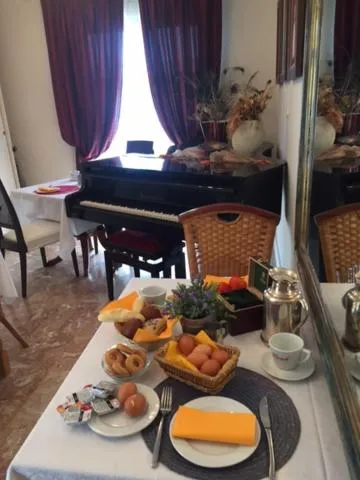 Breakfast in Villa Bougenvilia Tomas