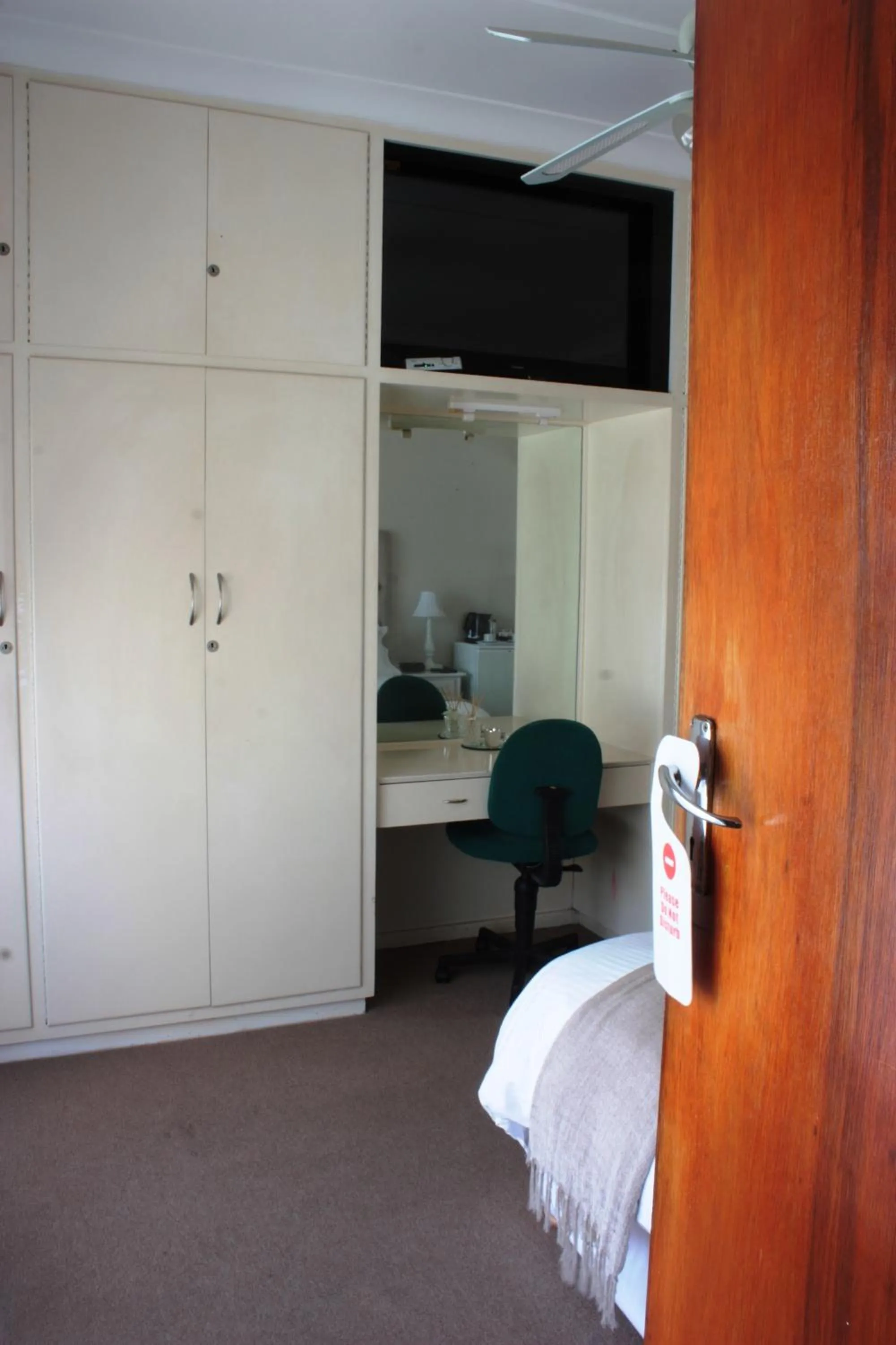 wardrobe, Bed in Sunnyridge Lodge