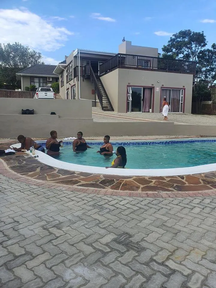 Swimming pool in Sunnyridge Lodge