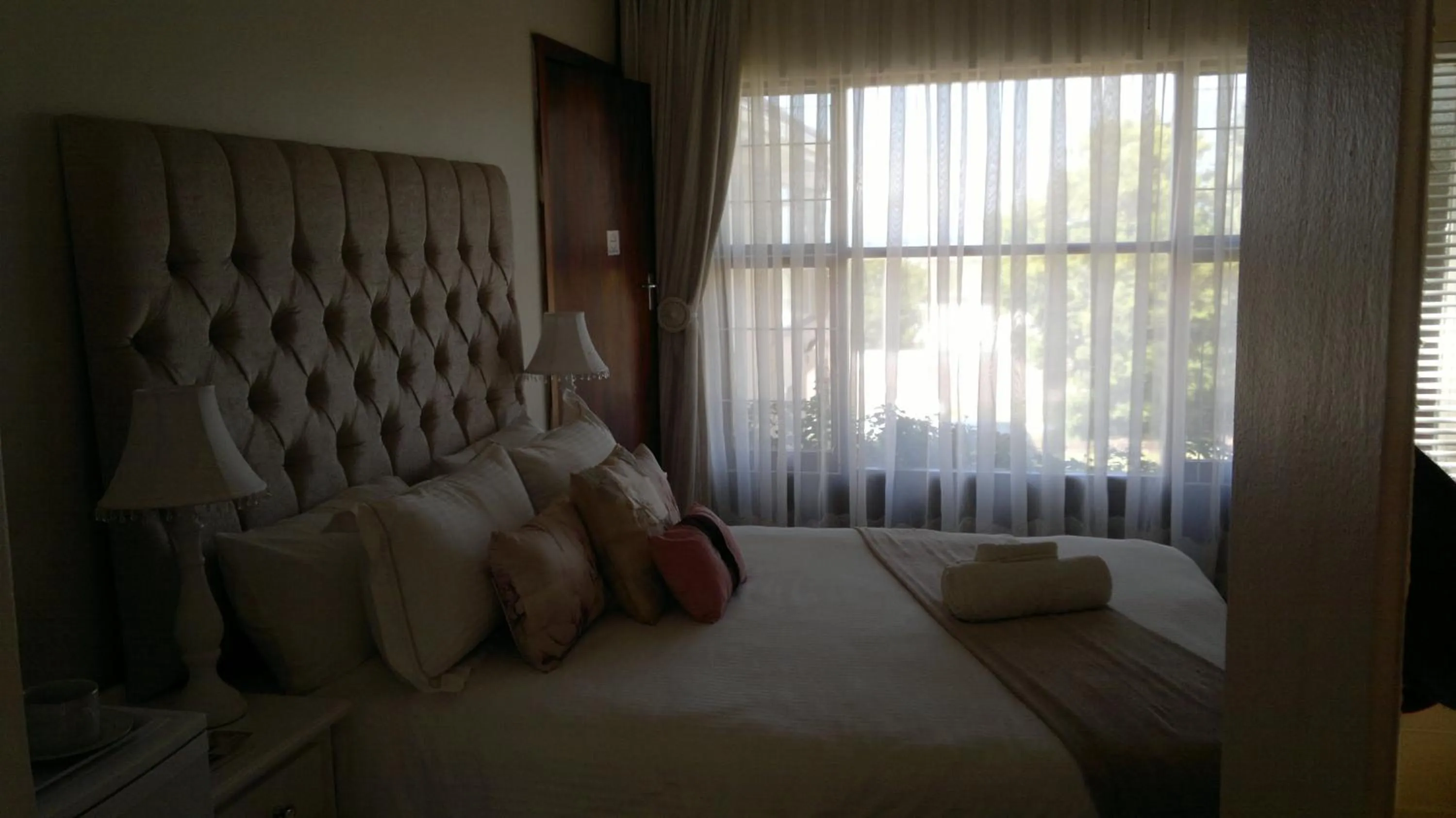 Photo of the whole room, Bed in Sunnyridge Lodge