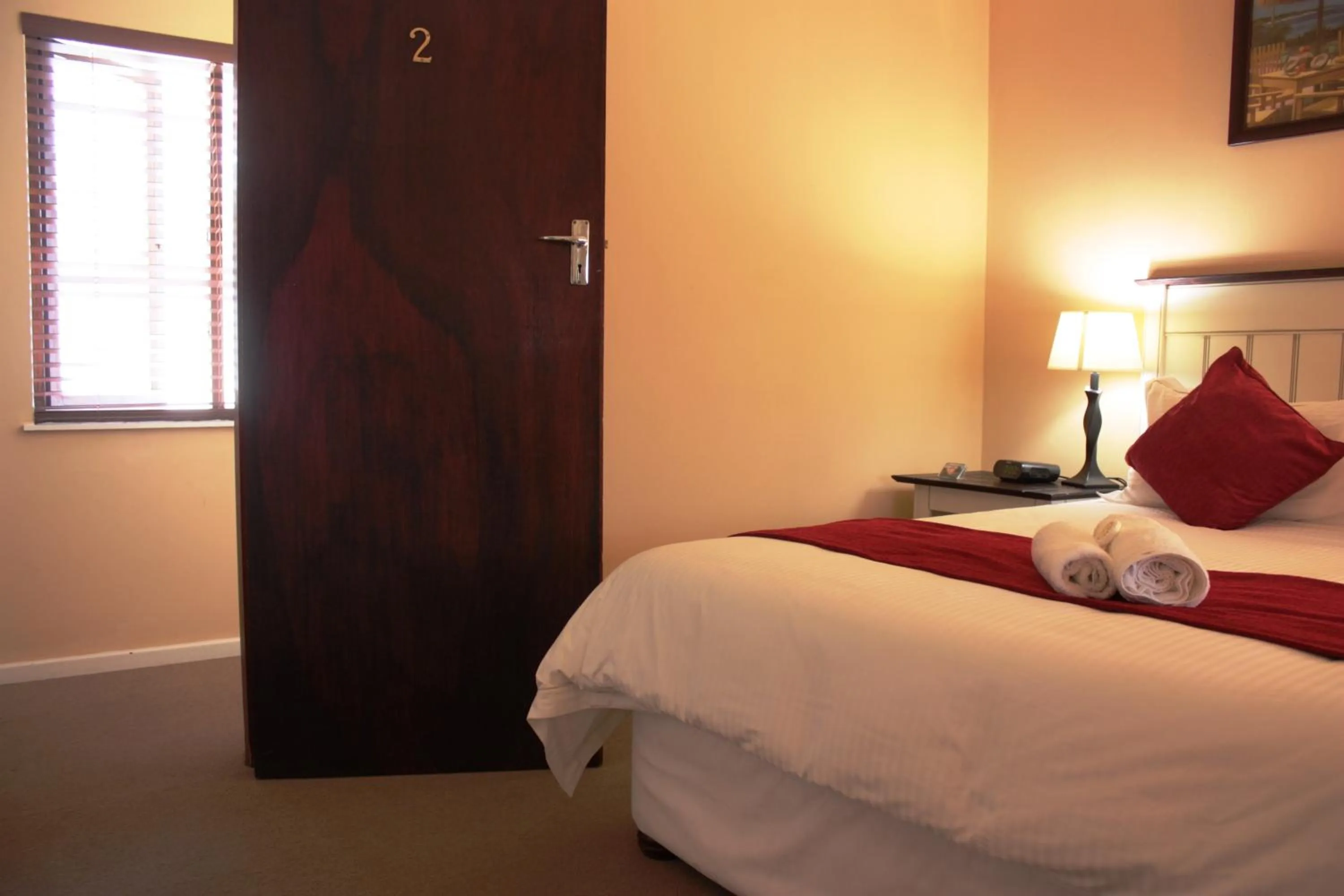 Day, Bed in Sunnyridge Lodge