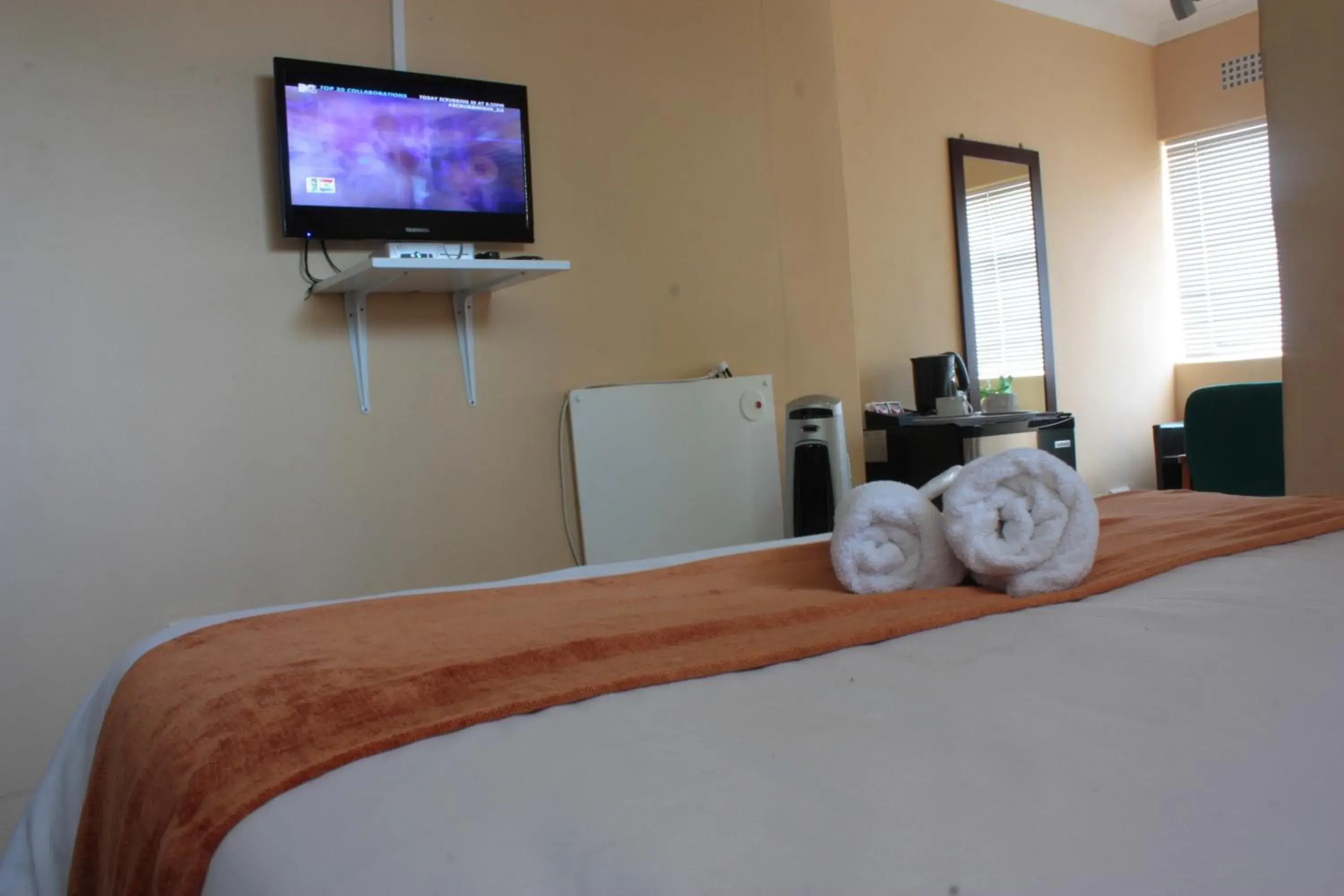 View (from property/room), Bed in Sunnyridge Lodge View (from property/room), Bed in Sunnyridge Lodge