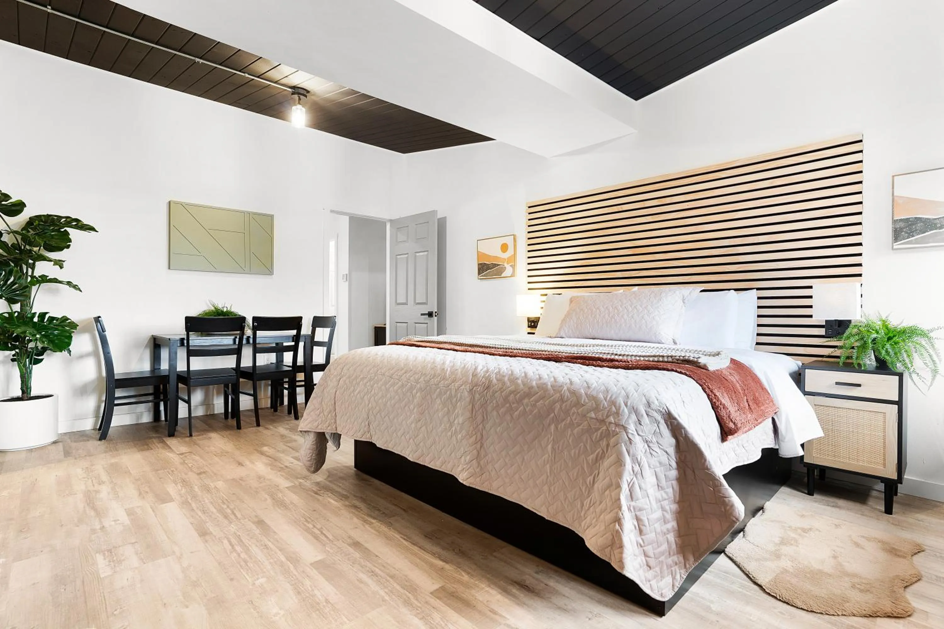 Photo of the whole room, Bed in South Bay Inn