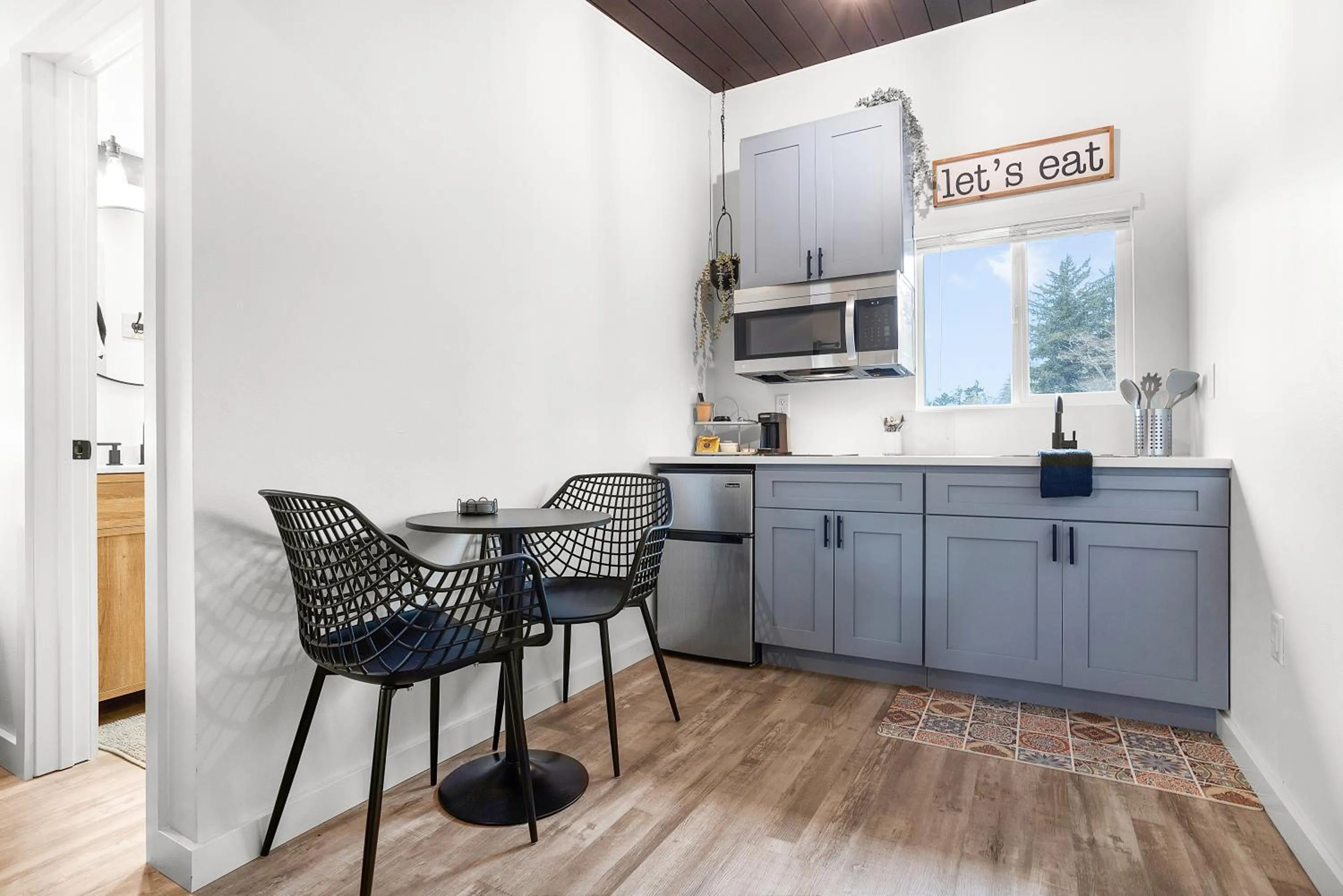 Kitchen or kitchenette in South Bay Inn