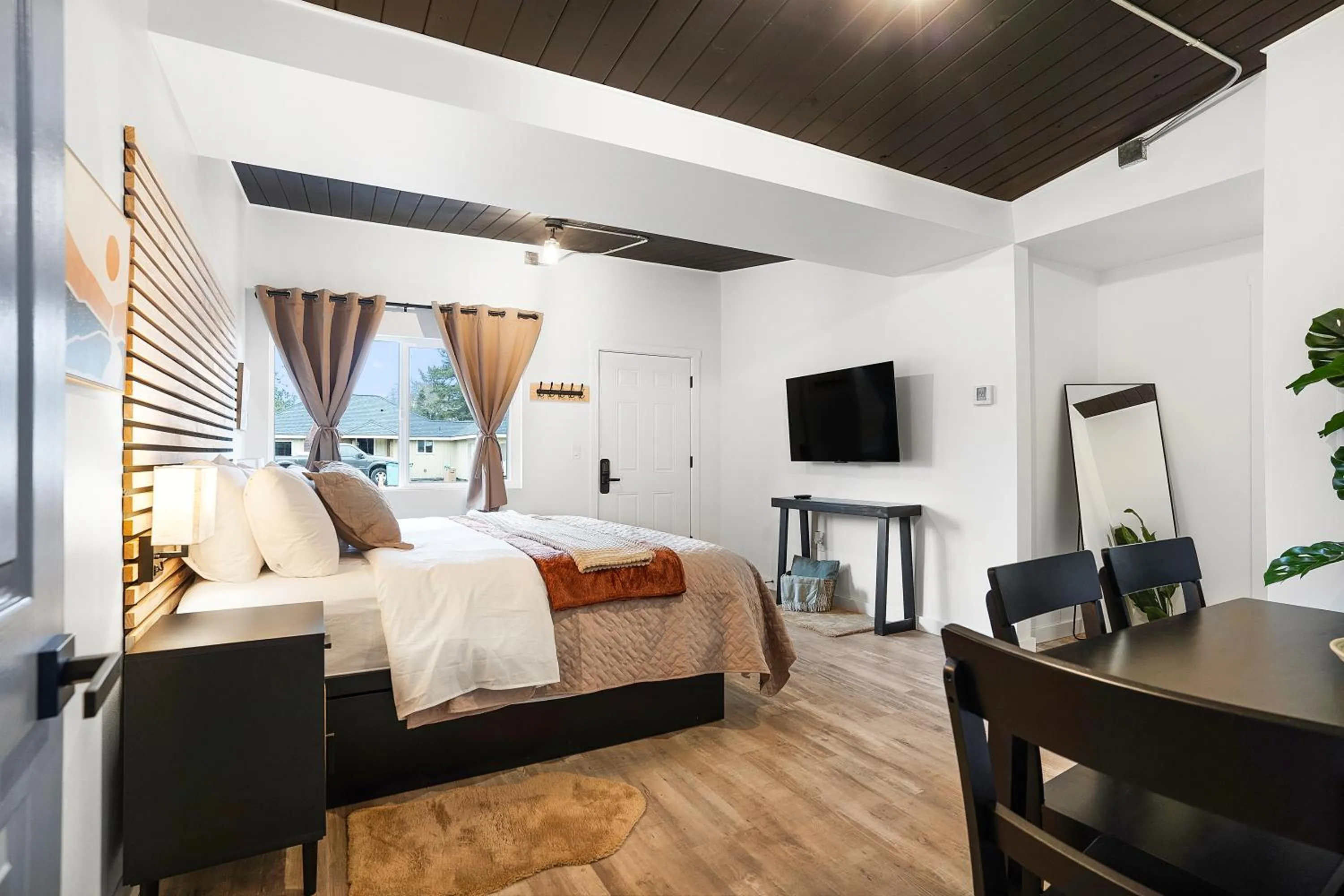 Photo of the whole room, Bed in South Bay Inn