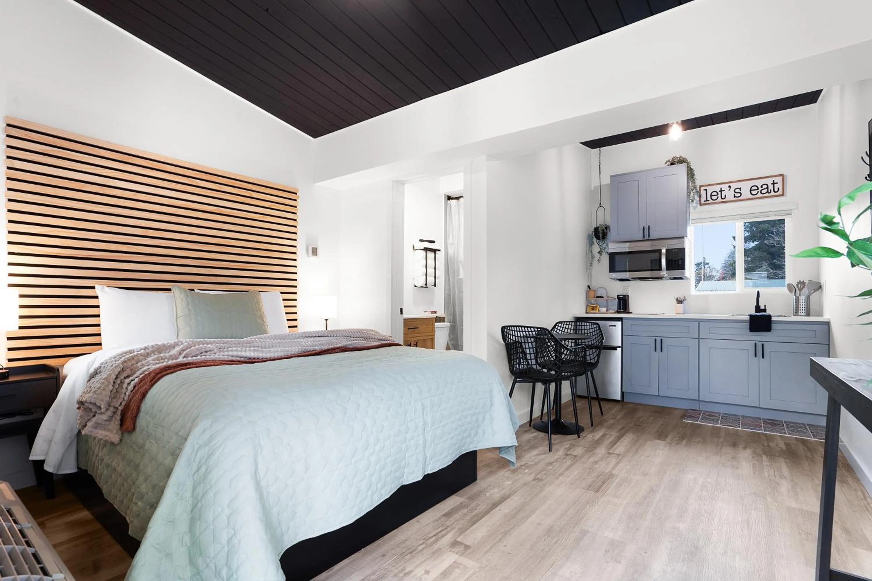 Photo of the whole room, Bed in South Bay Inn