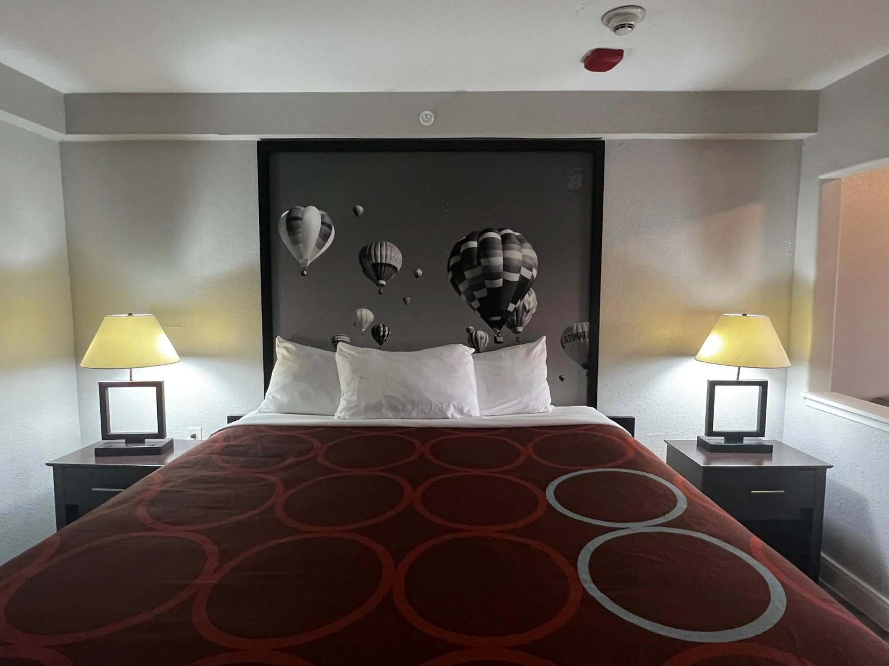 Bed in Super 8 by Wyndham Mont Belvieu - Baytown East