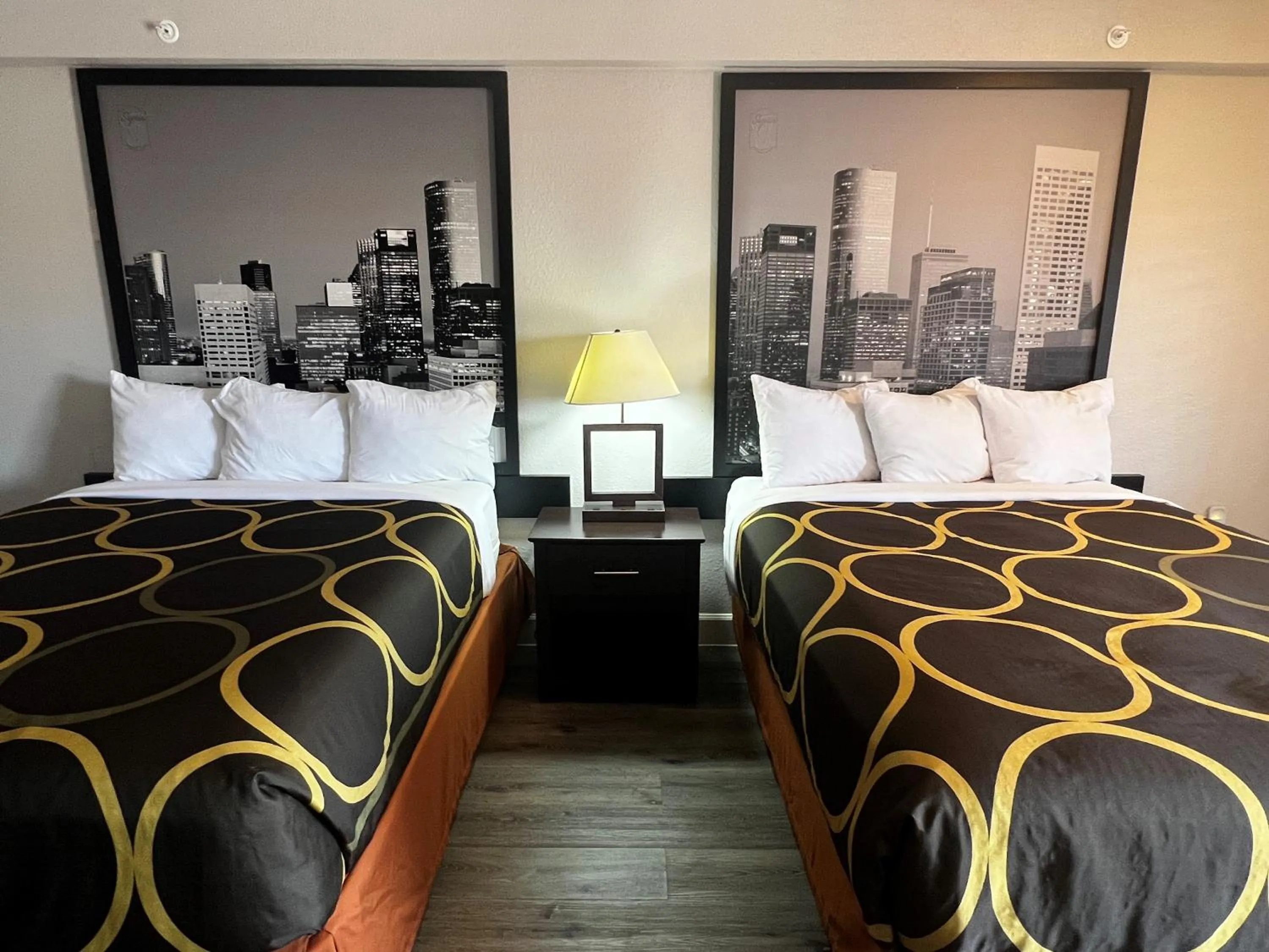 Bed in Super 8 by Wyndham Mont Belvieu - Baytown East