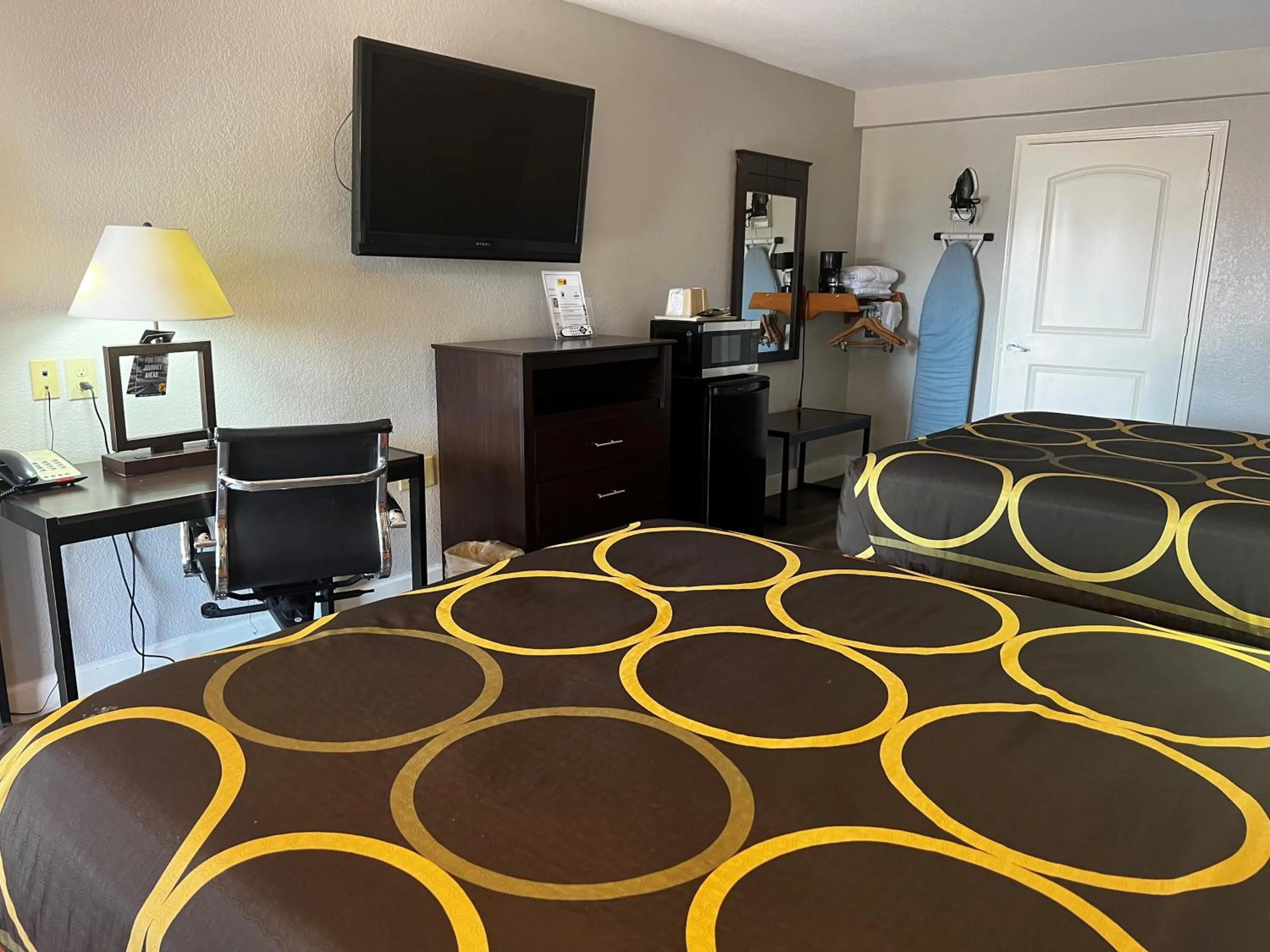 Photo of the whole room, Bed in Super 8 by Wyndham Mont Belvieu - Baytown East