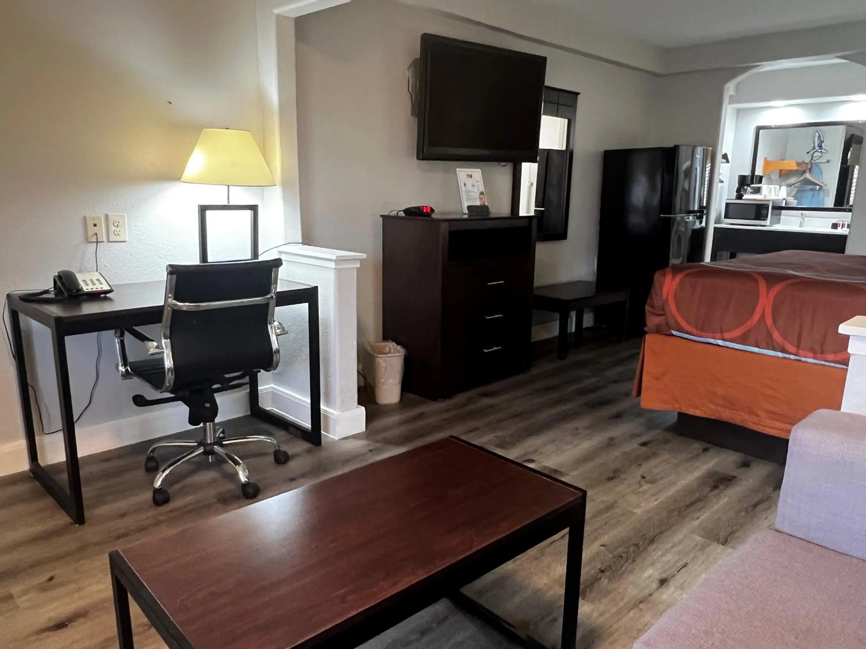 Photo of the whole room, Bed in Super 8 by Wyndham Mont Belvieu - Baytown East