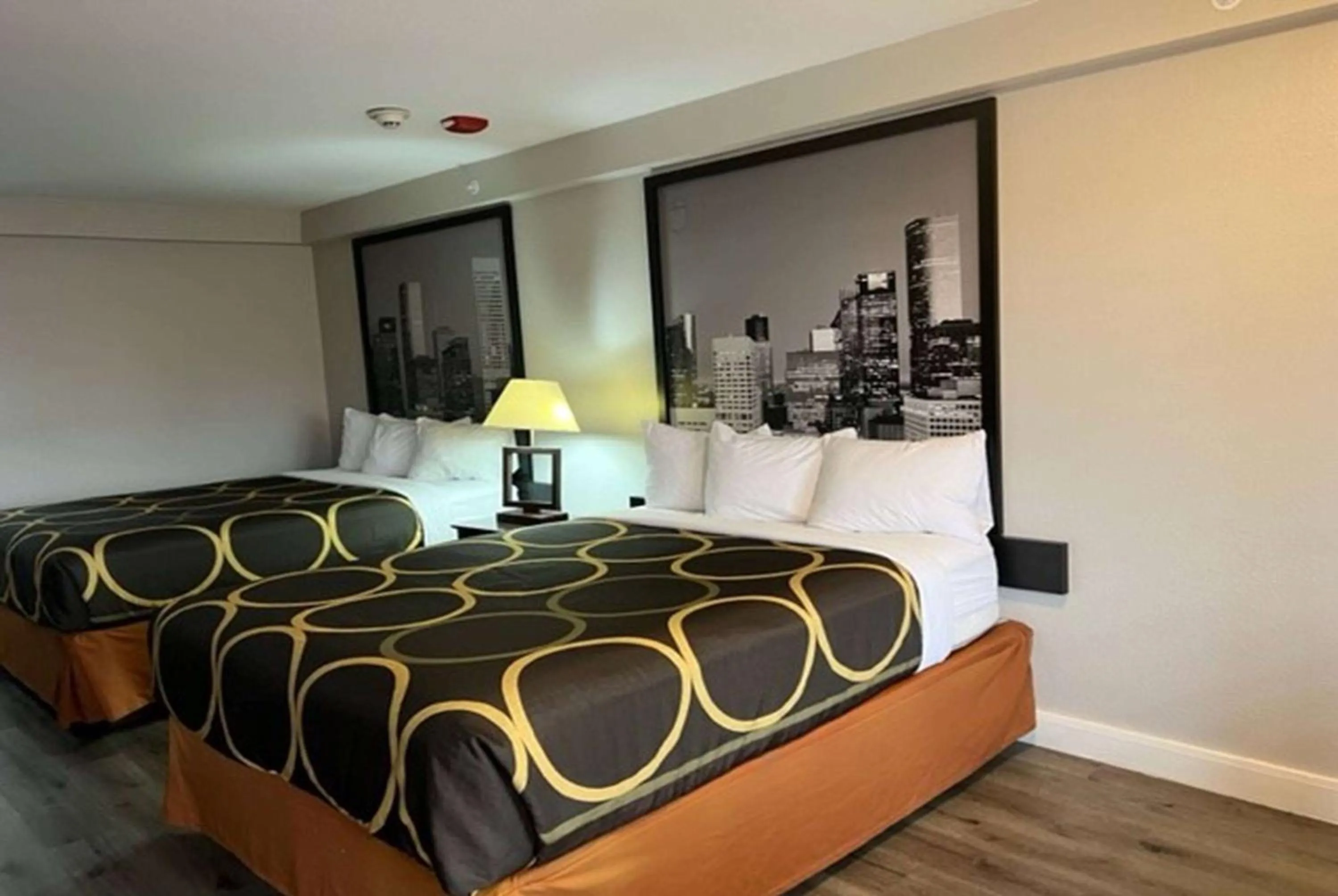 Photo of the whole room, Bed in Super 8 by Wyndham Mont Belvieu - Baytown East