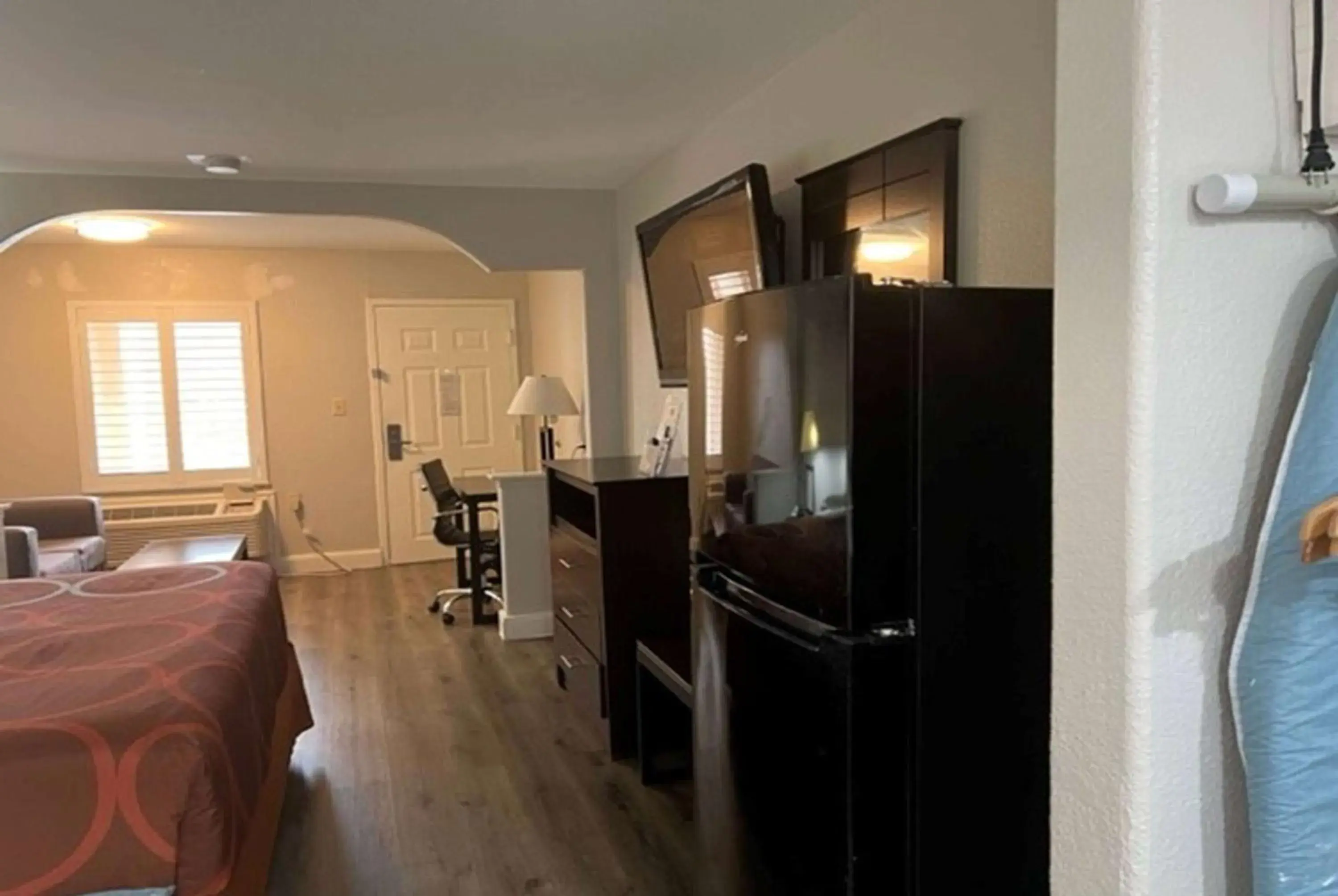 Photo of the whole room, Bed in Super 8 by Wyndham Mont Belvieu - Baytown East Photo of the whole room, Bed in Super 8 by Wyndham Mont Belvieu - Baytown East