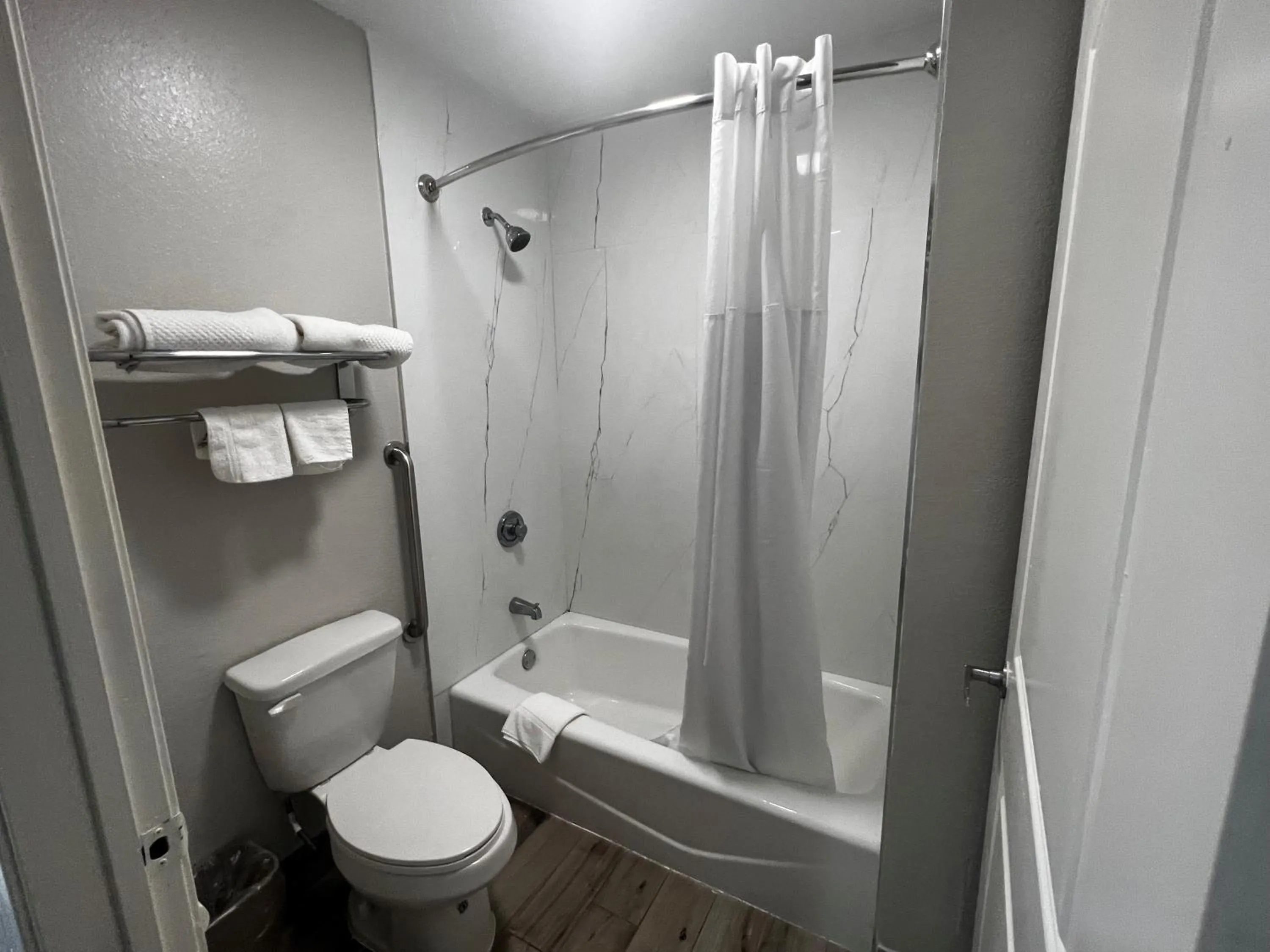 Bathroom in Super 8 by Wyndham Mont Belvieu - Baytown East