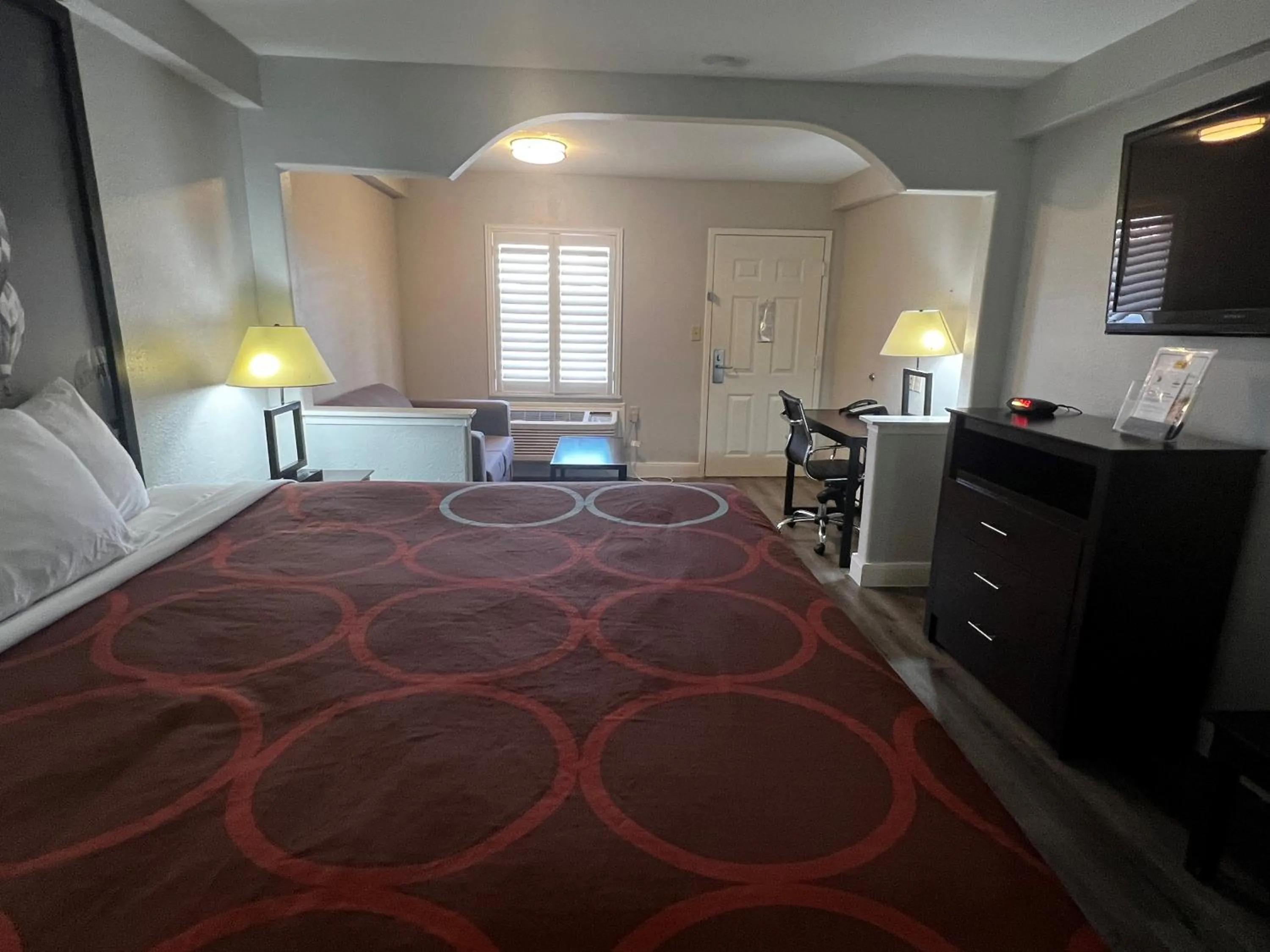 Photo of the whole room, Bed in Super 8 by Wyndham Mont Belvieu - Baytown East