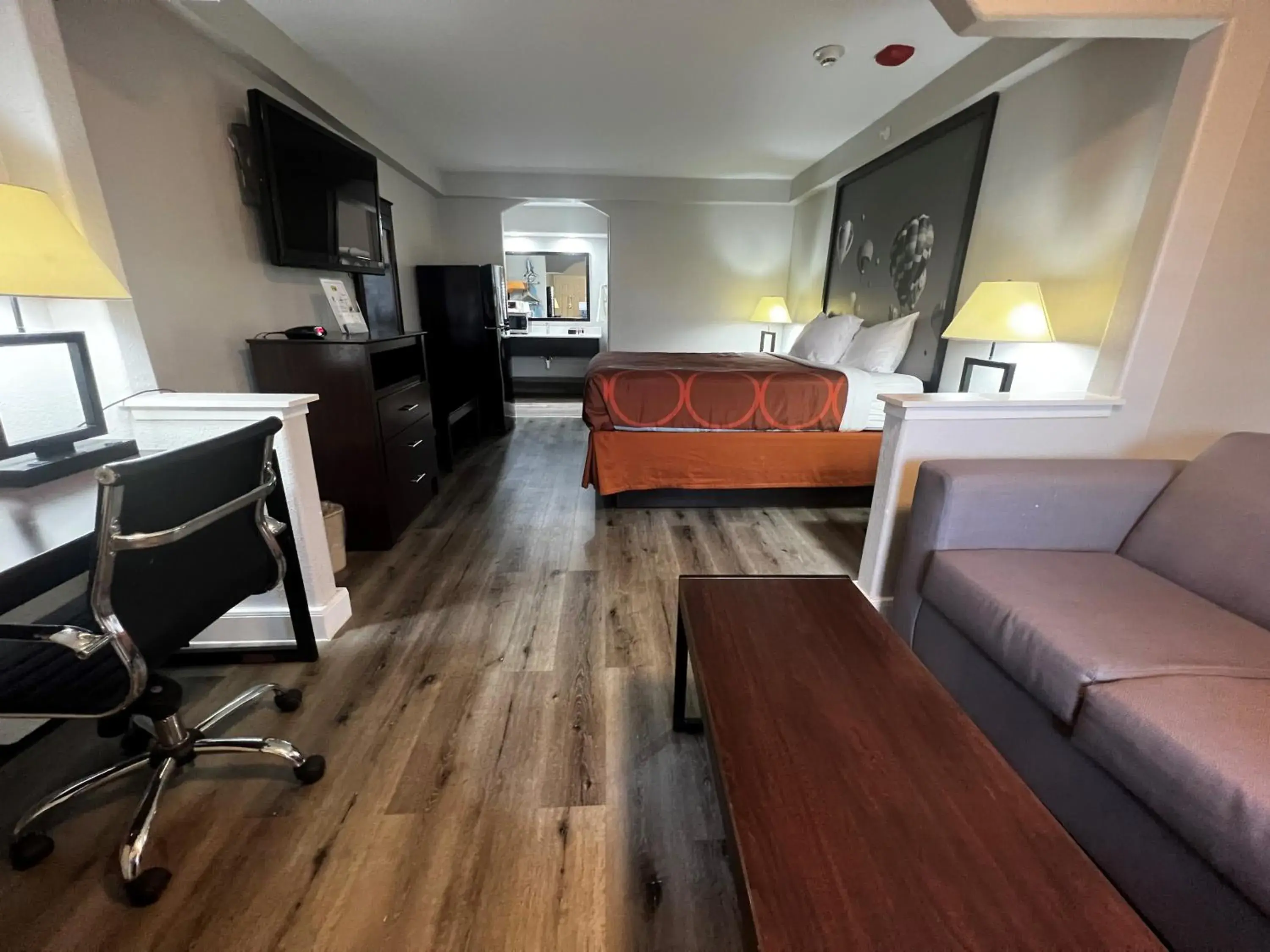 Photo of the whole room in Super 8 by Wyndham Mont Belvieu - Baytown East Photo of the whole room in Super 8 by Wyndham Mont Belvieu - Baytown East