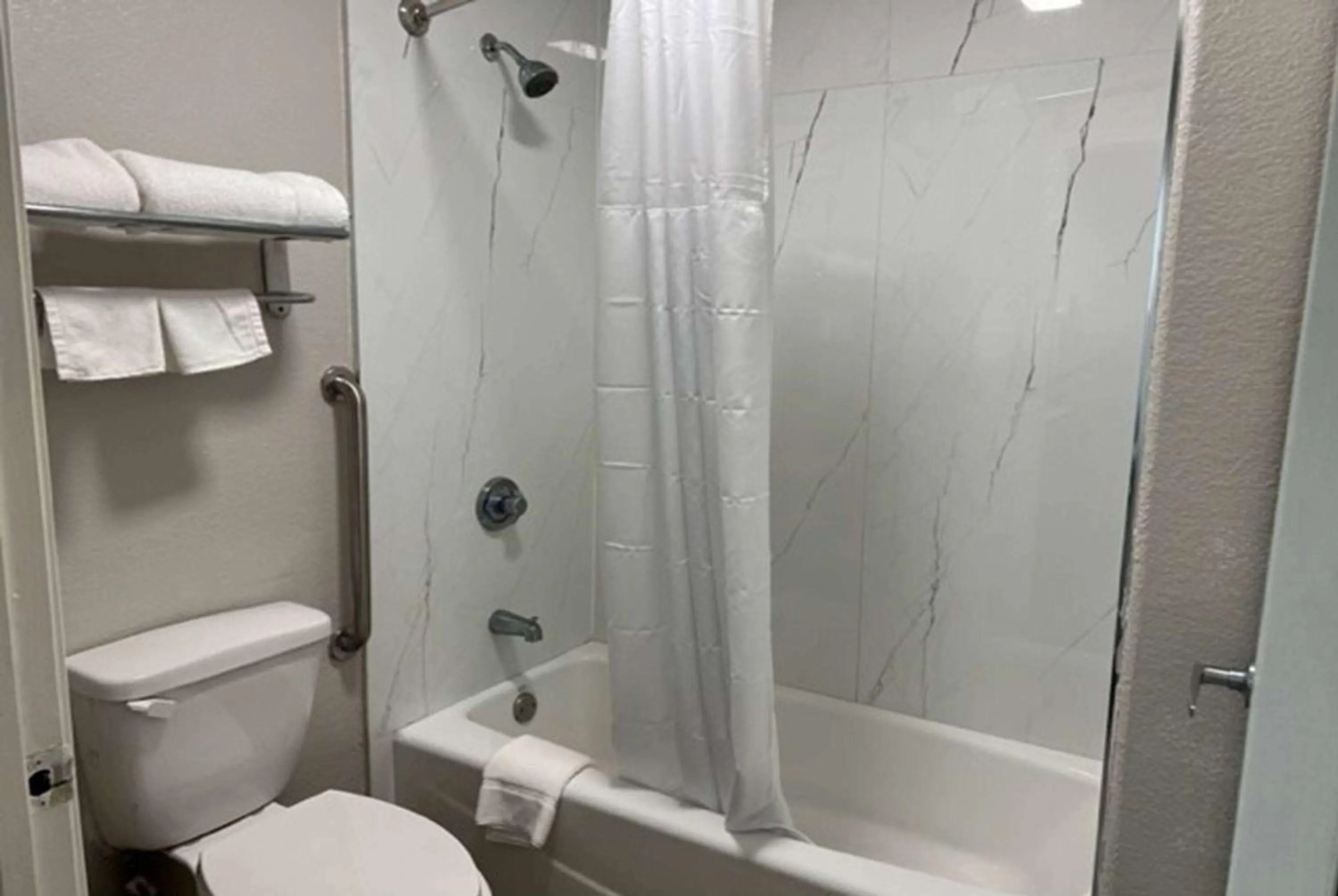 TV and multimedia in Super 8 by Wyndham Mont Belvieu - Baytown East