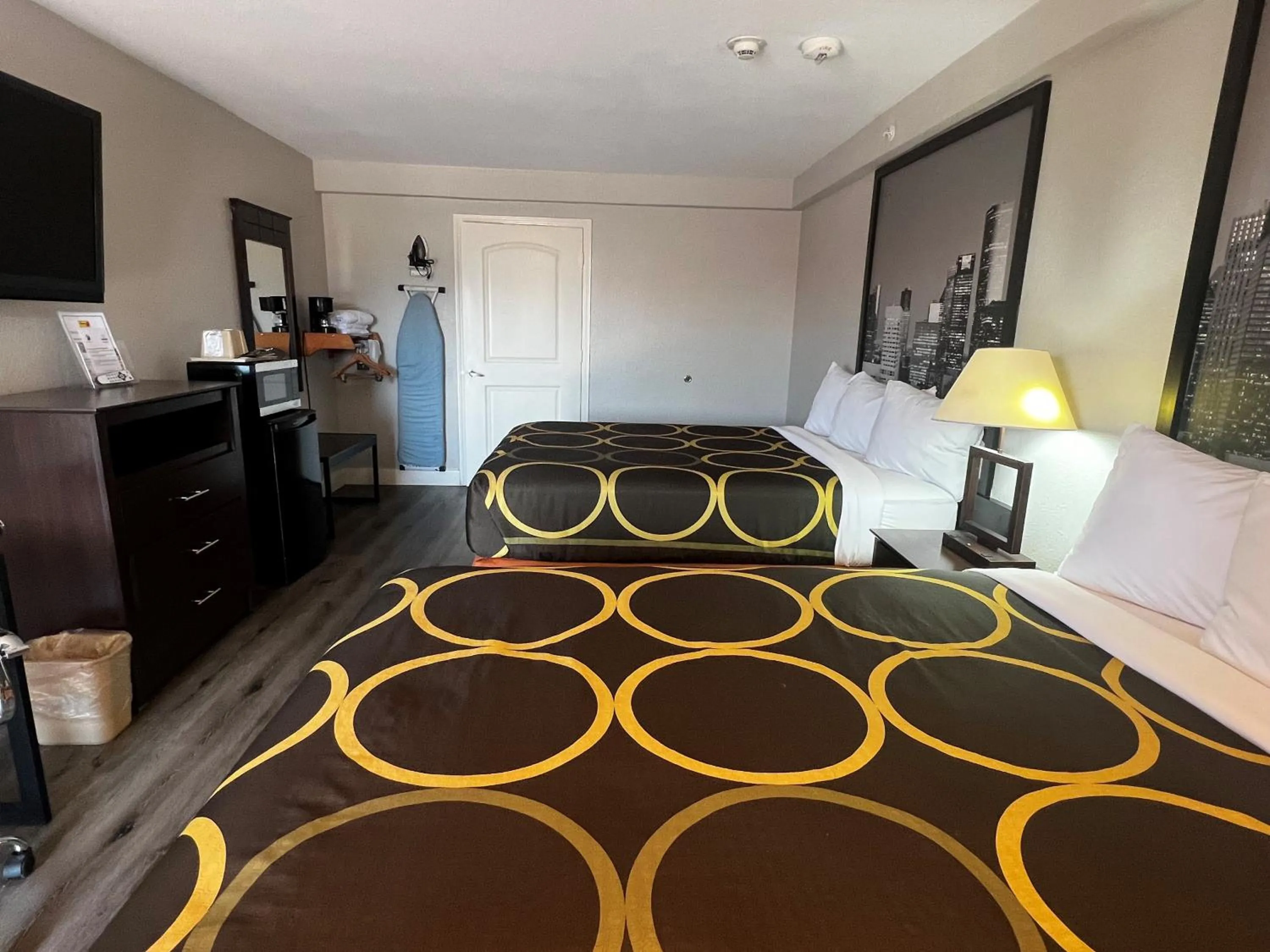 Bed in Super 8 by Wyndham Mont Belvieu - Baytown East