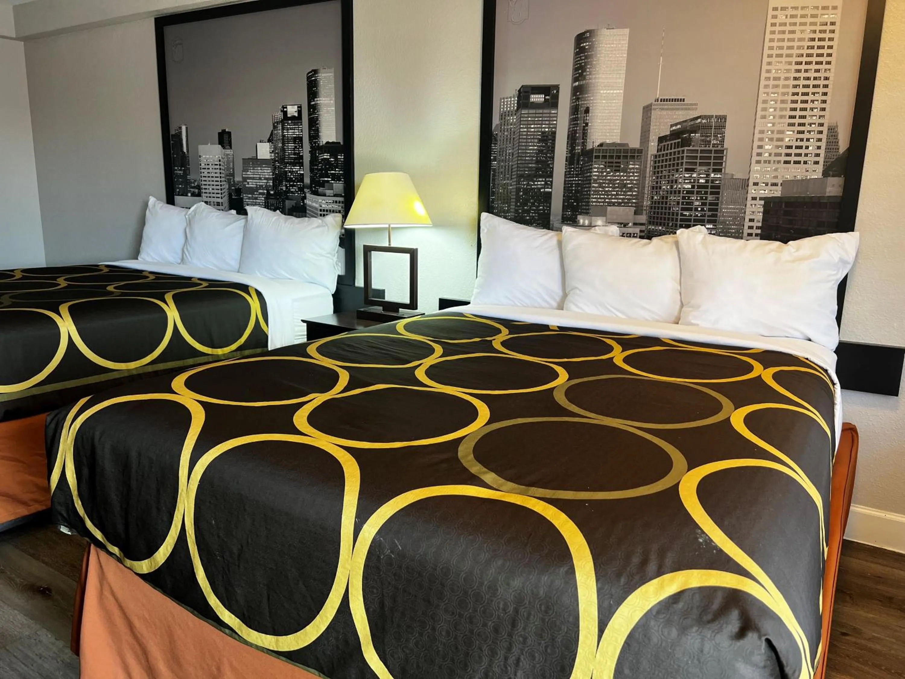 Bed in Super 8 by Wyndham Mont Belvieu - Baytown East