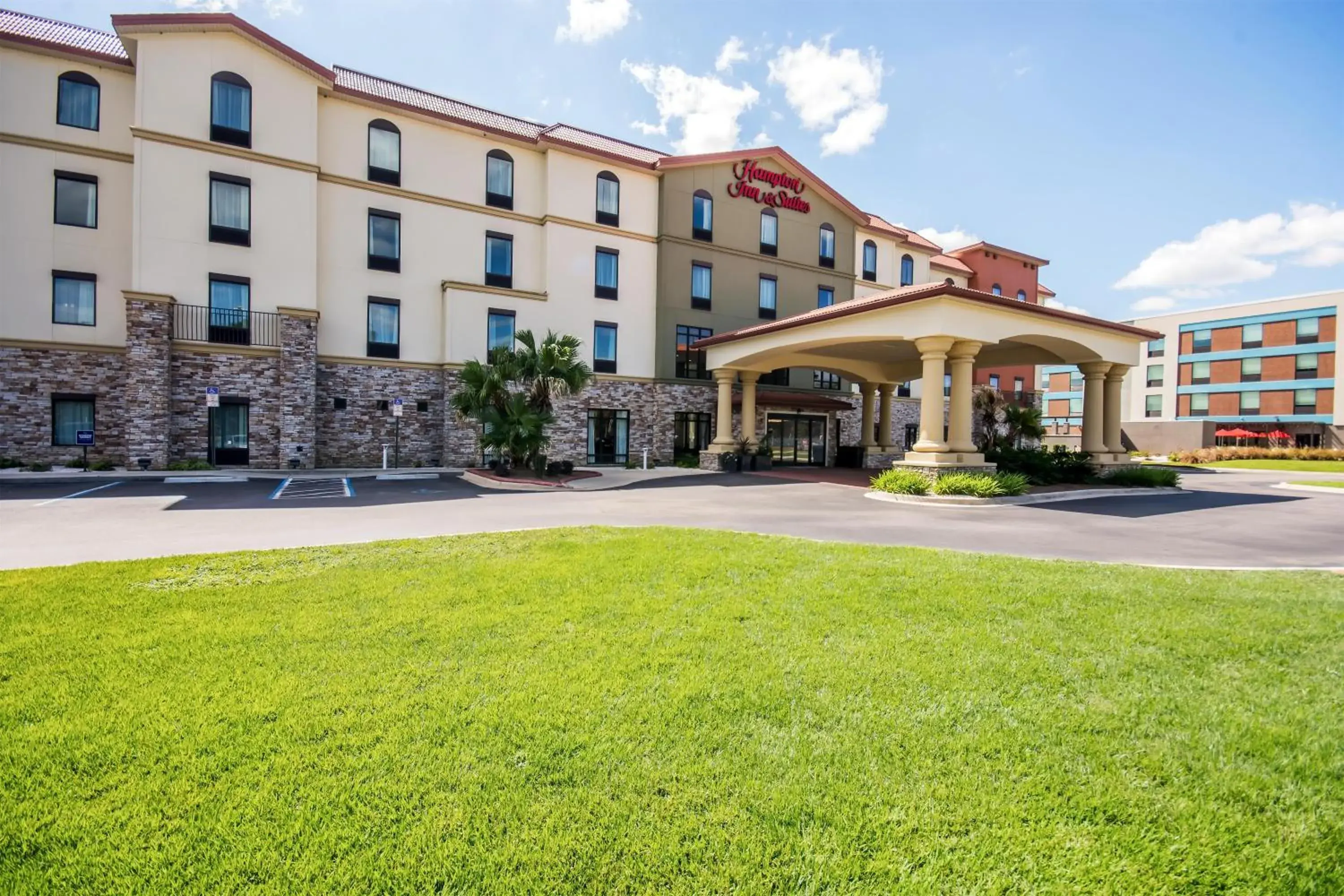 Property building in Hampton Inn & Suites Pensacola/I-10 Pine Forest Road Property building in Hampton Inn & Suites Pensacola/I-10 Pine Forest Road