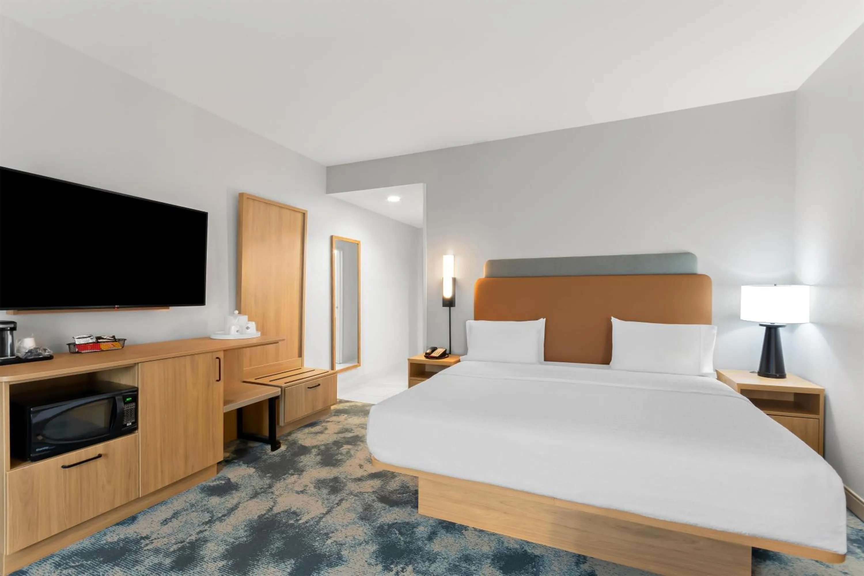 Bed in Hampton Inn & Suites Pensacola/I-10 Pine Forest Road