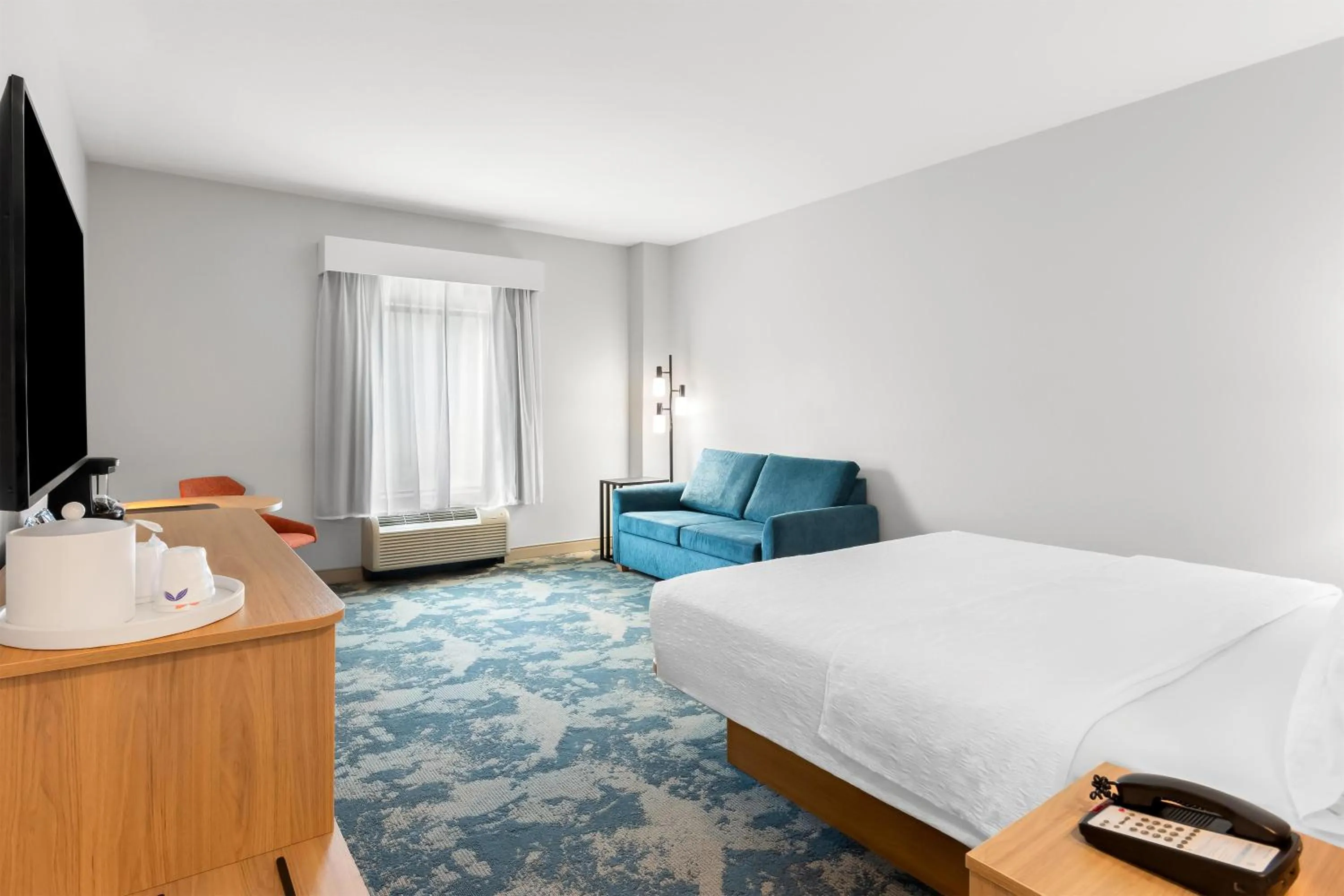 Bed in Hampton Inn & Suites Pensacola/I-10 Pine Forest Road