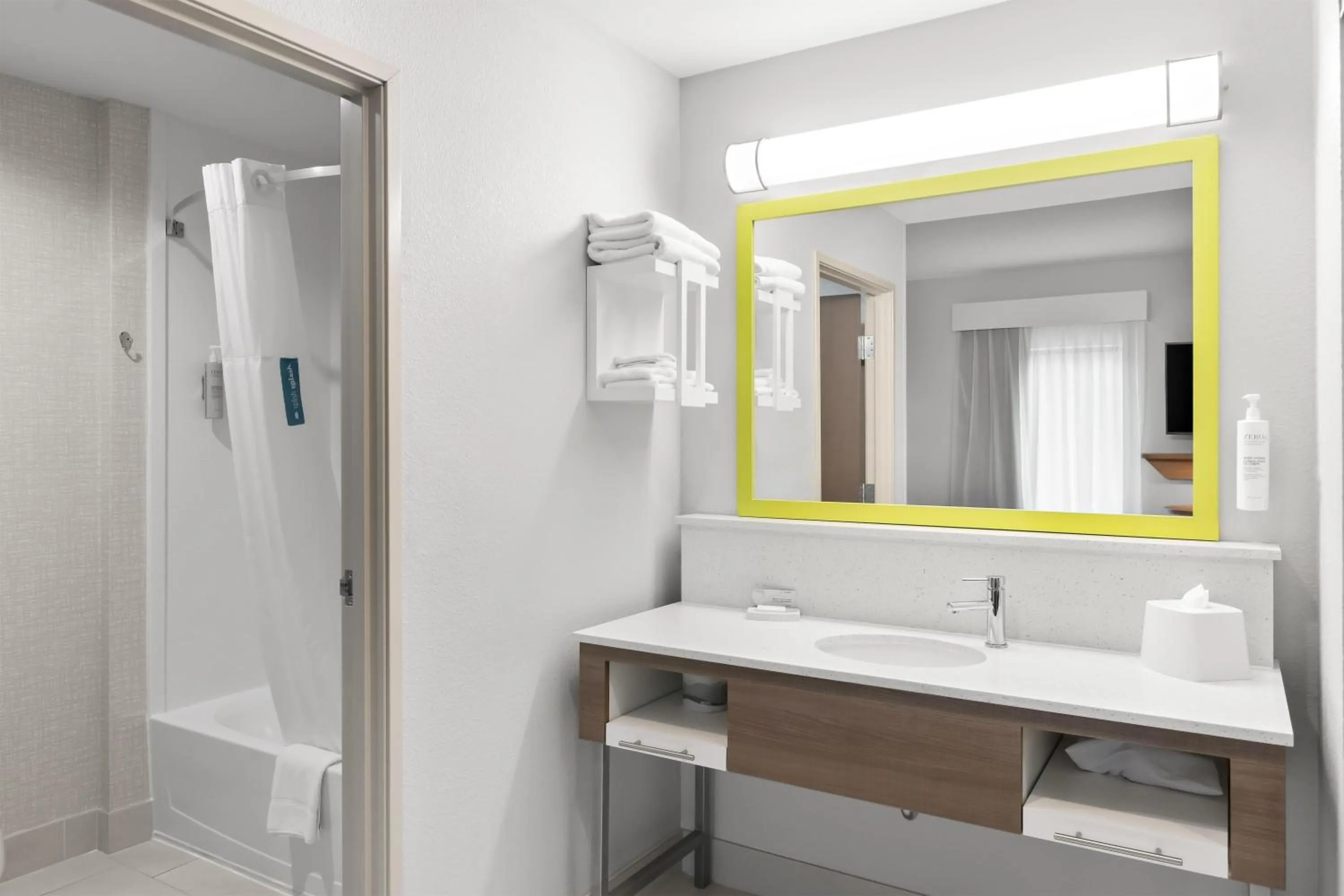 Bathroom in Hampton Inn & Suites Pensacola/I-10 Pine Forest Road