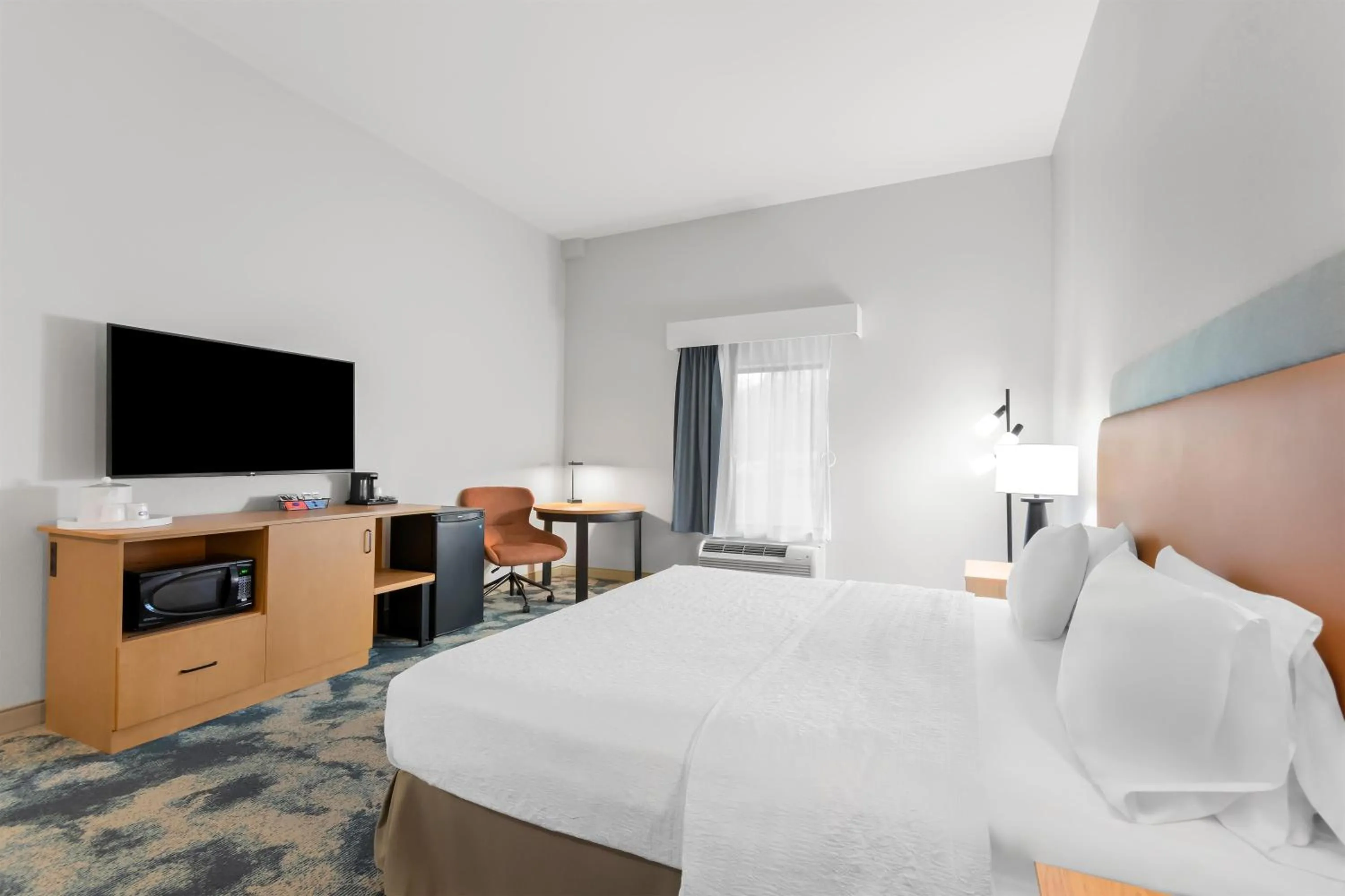 Bed in Hampton Inn & Suites Pensacola/I-10 Pine Forest Road