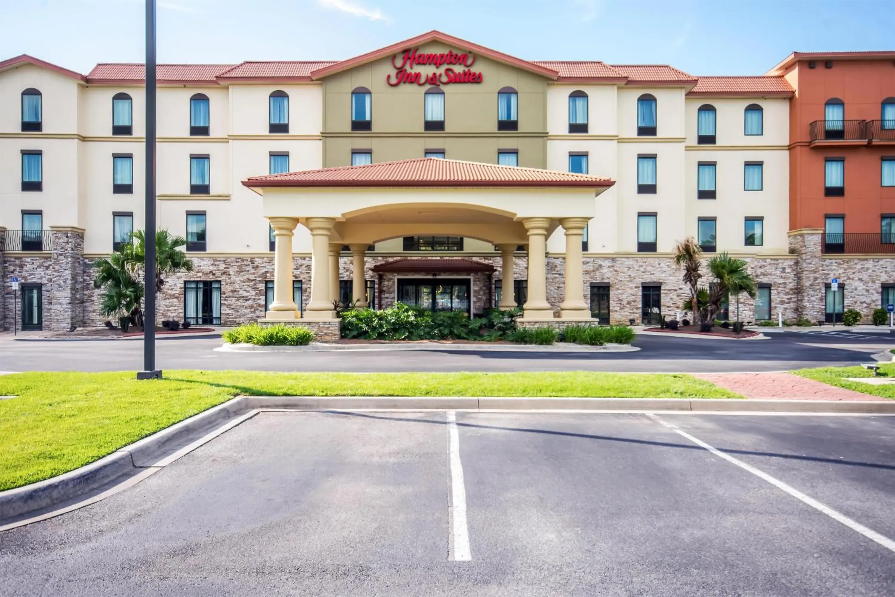 Property building in Hampton Inn & Suites Pensacola/I-10 Pine Forest Road Property building in Hampton Inn & Suites Pensacola/I-10 Pine Forest Road