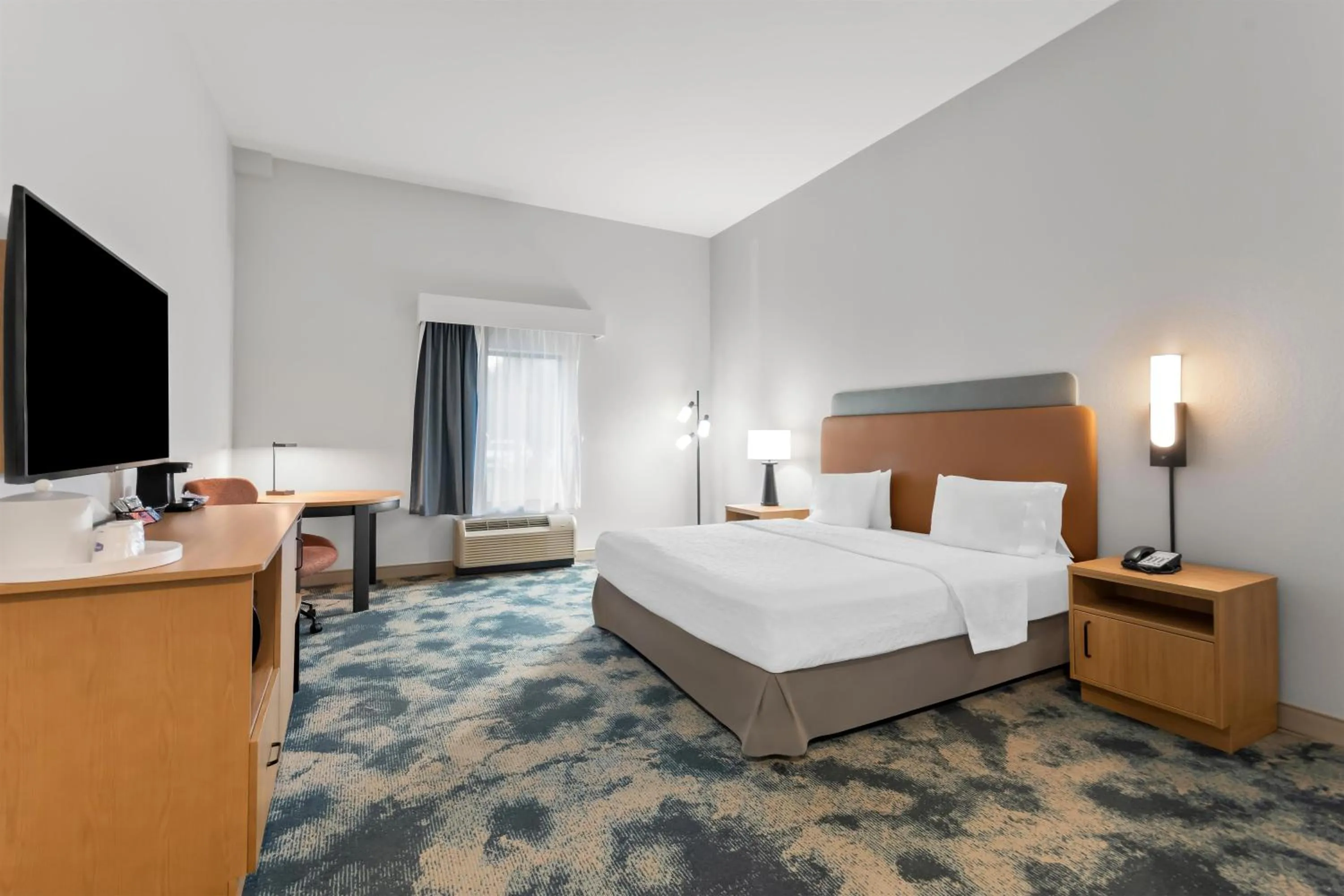 Bed in Hampton Inn & Suites Pensacola/I-10 Pine Forest Road