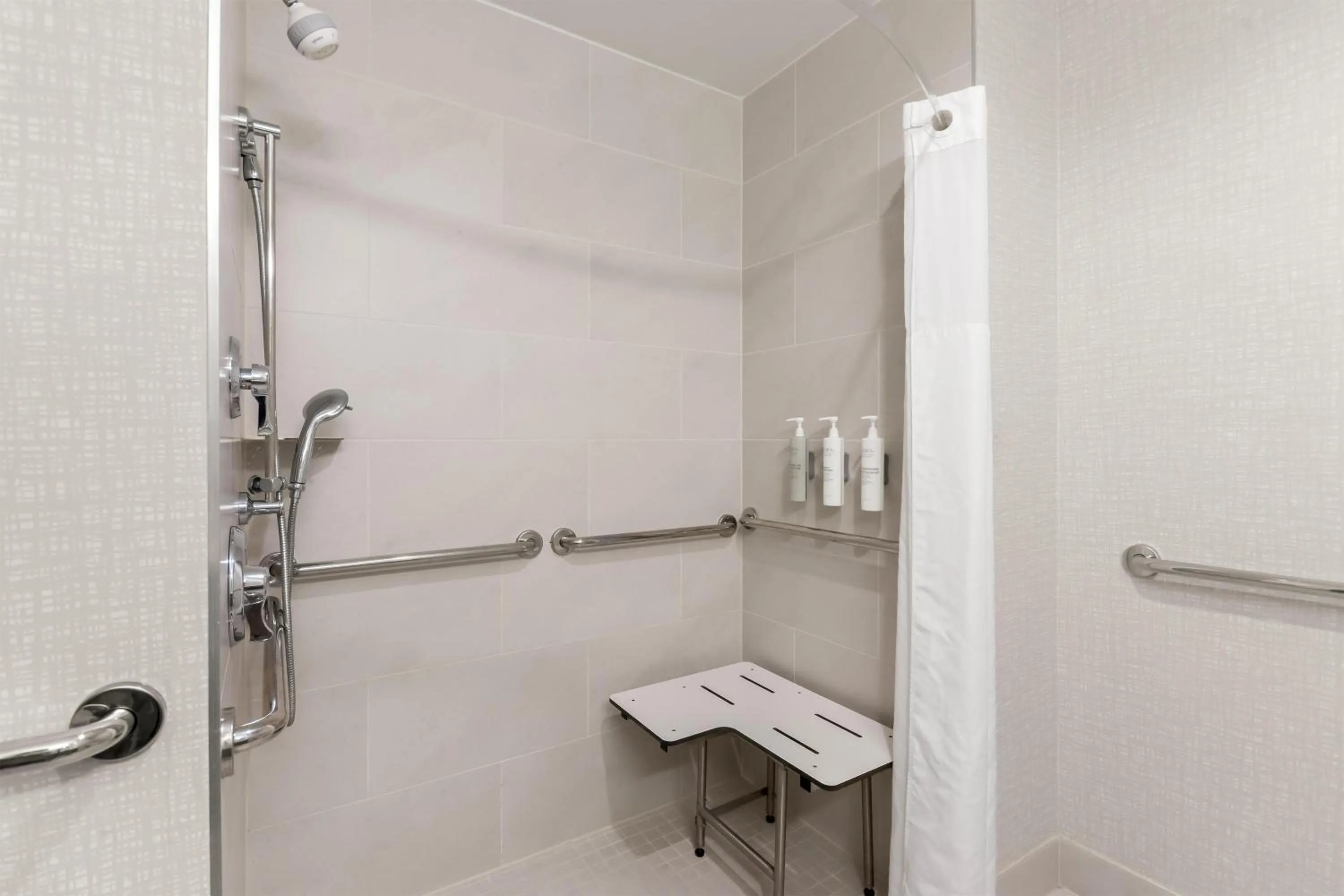 Bathroom in Hampton Inn & Suites Pensacola/I-10 Pine Forest Road