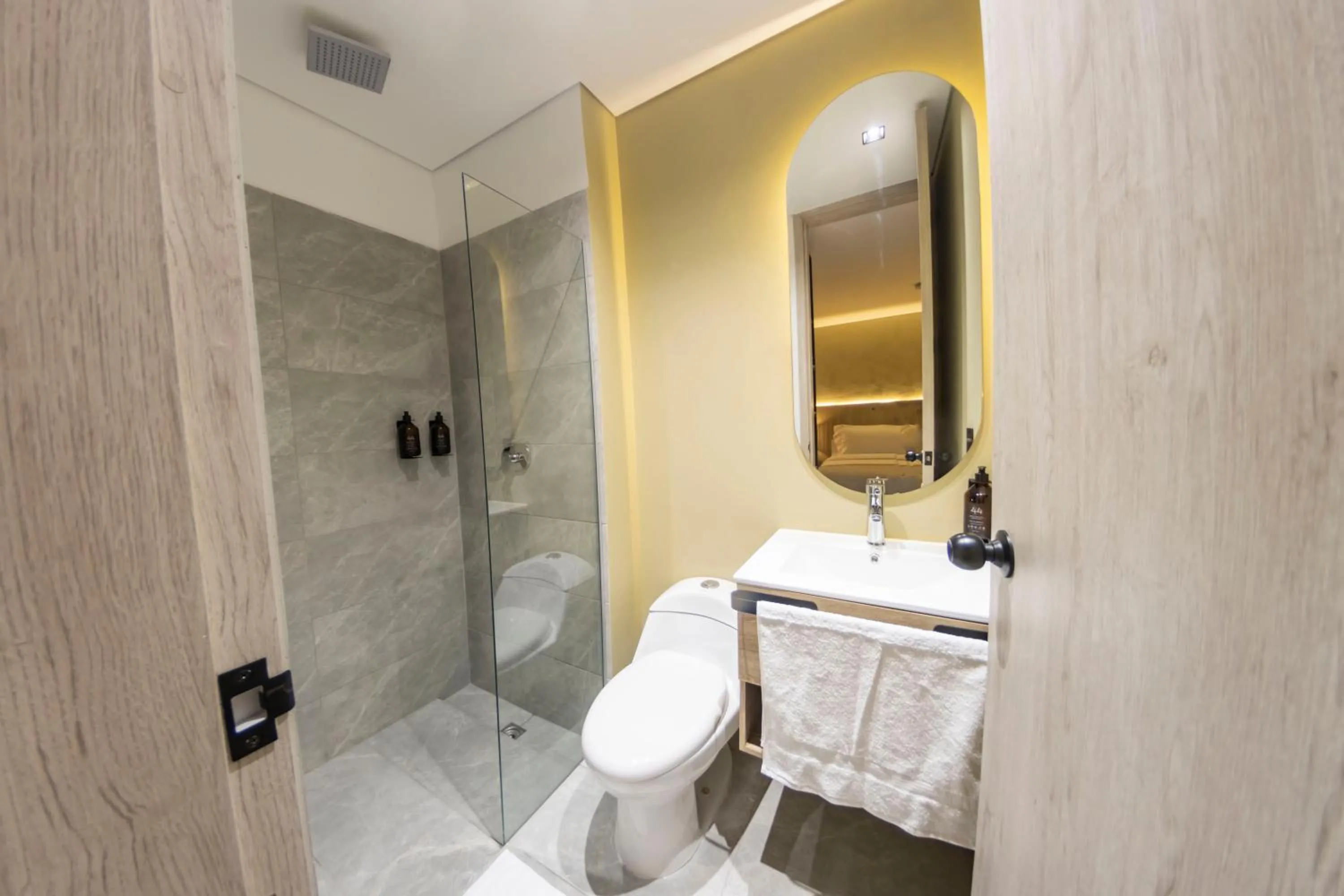 Shower in Sonata 44 Hotel Laureles