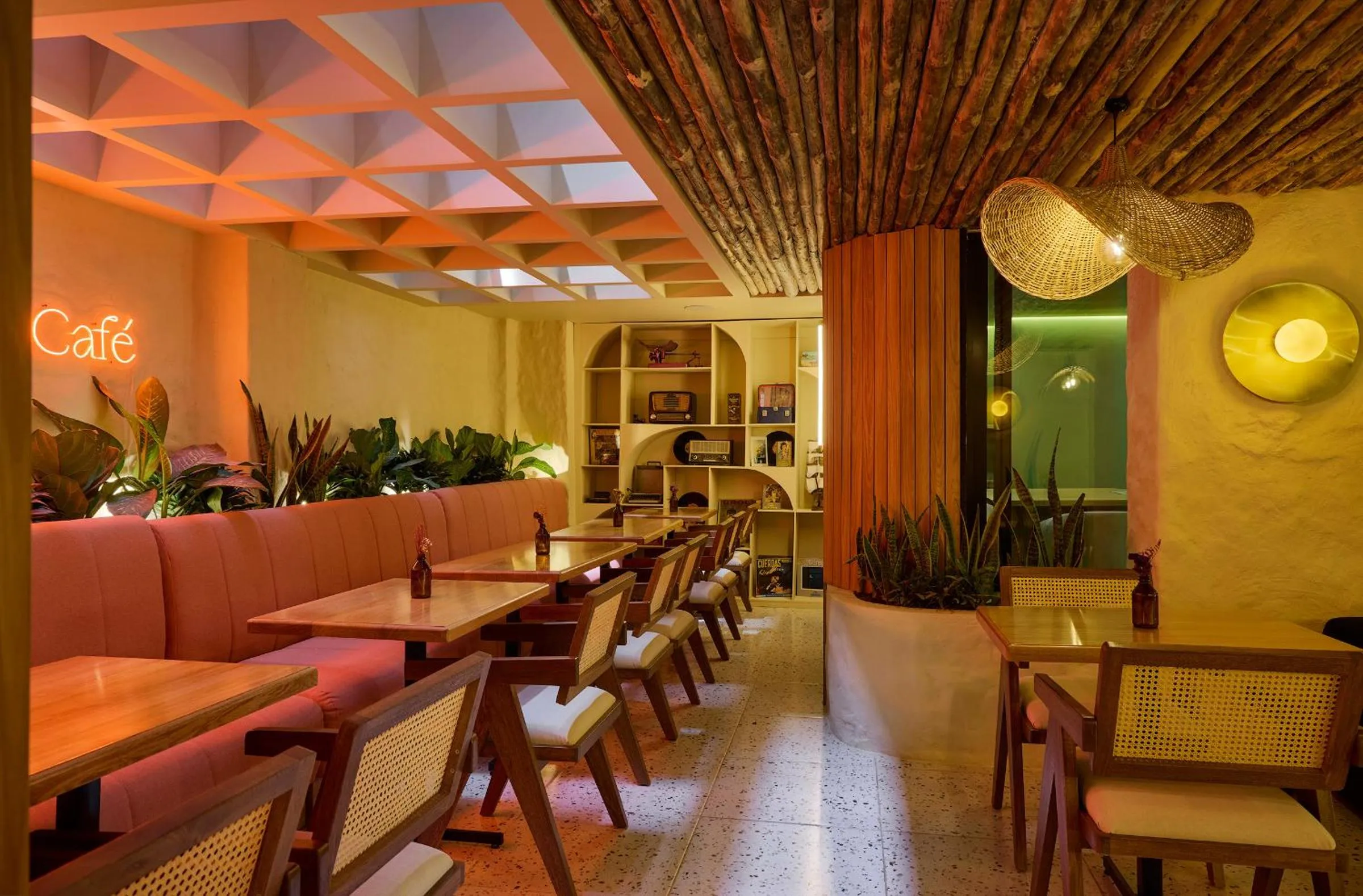 Restaurant/places to eat in Sonata 44 Hotel Laureles