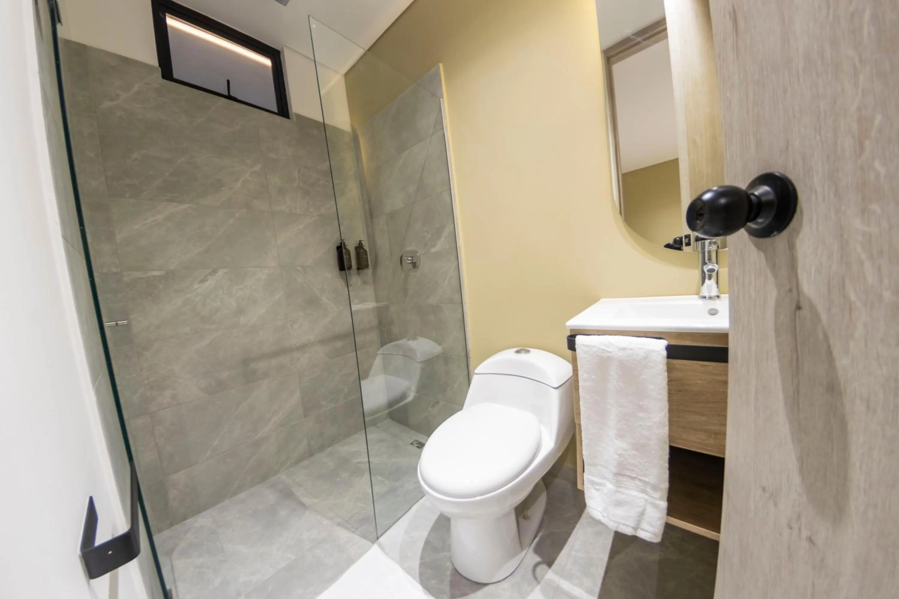 Shower in Sonata 44 Hotel Laureles