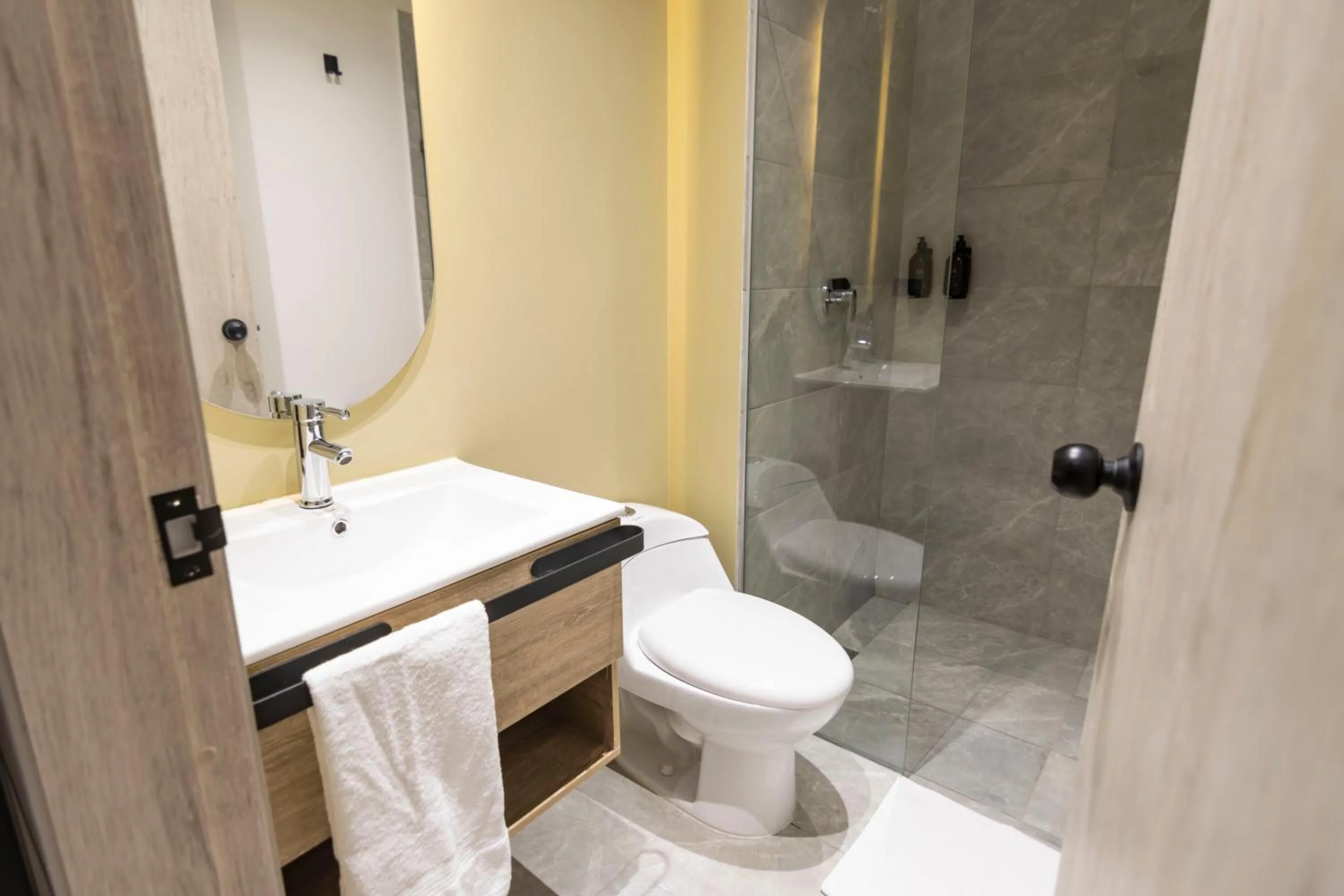 Shower in Sonata 44 Hotel Laureles