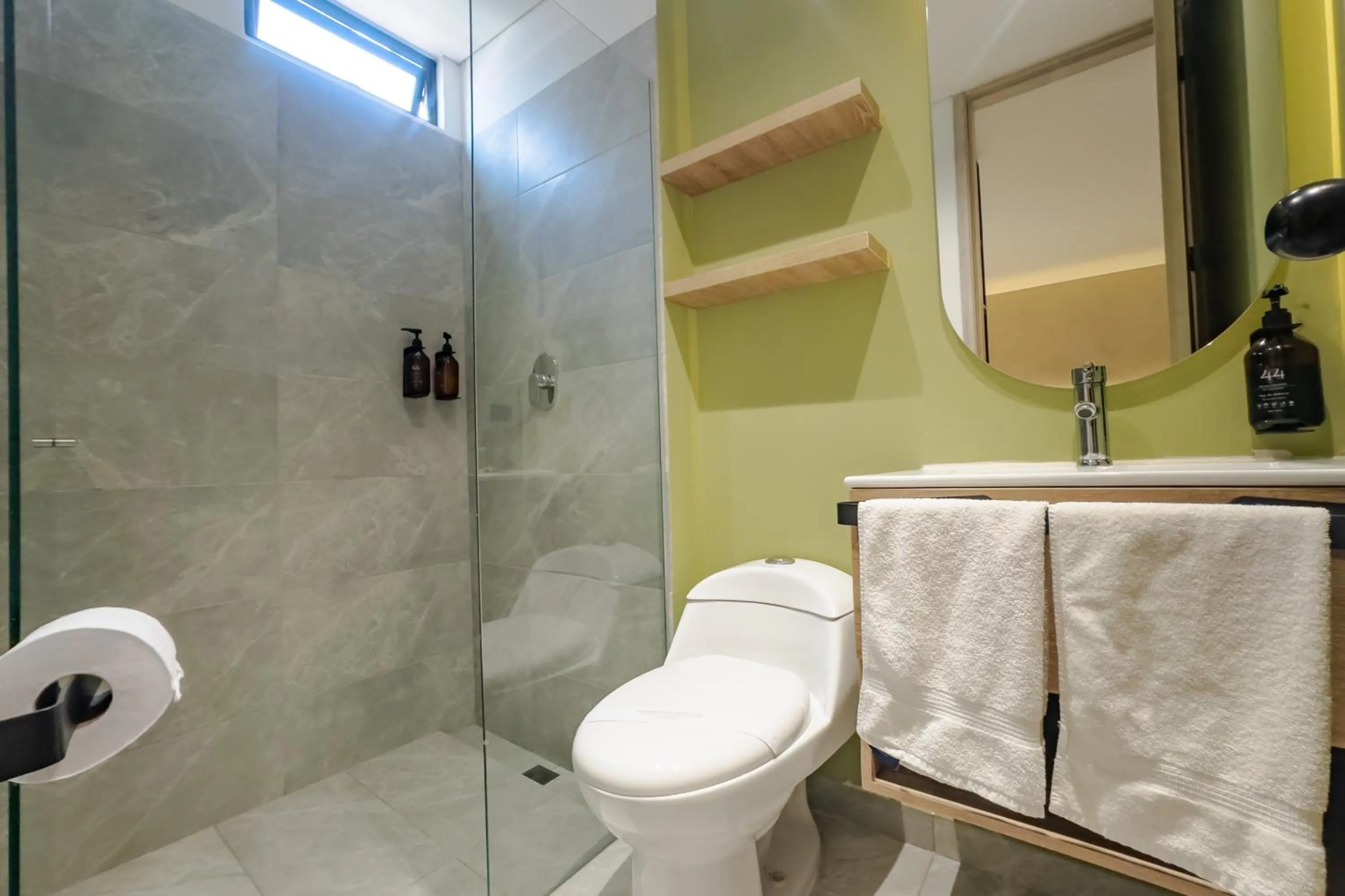 Shower in Sonata 44 Hotel Laureles