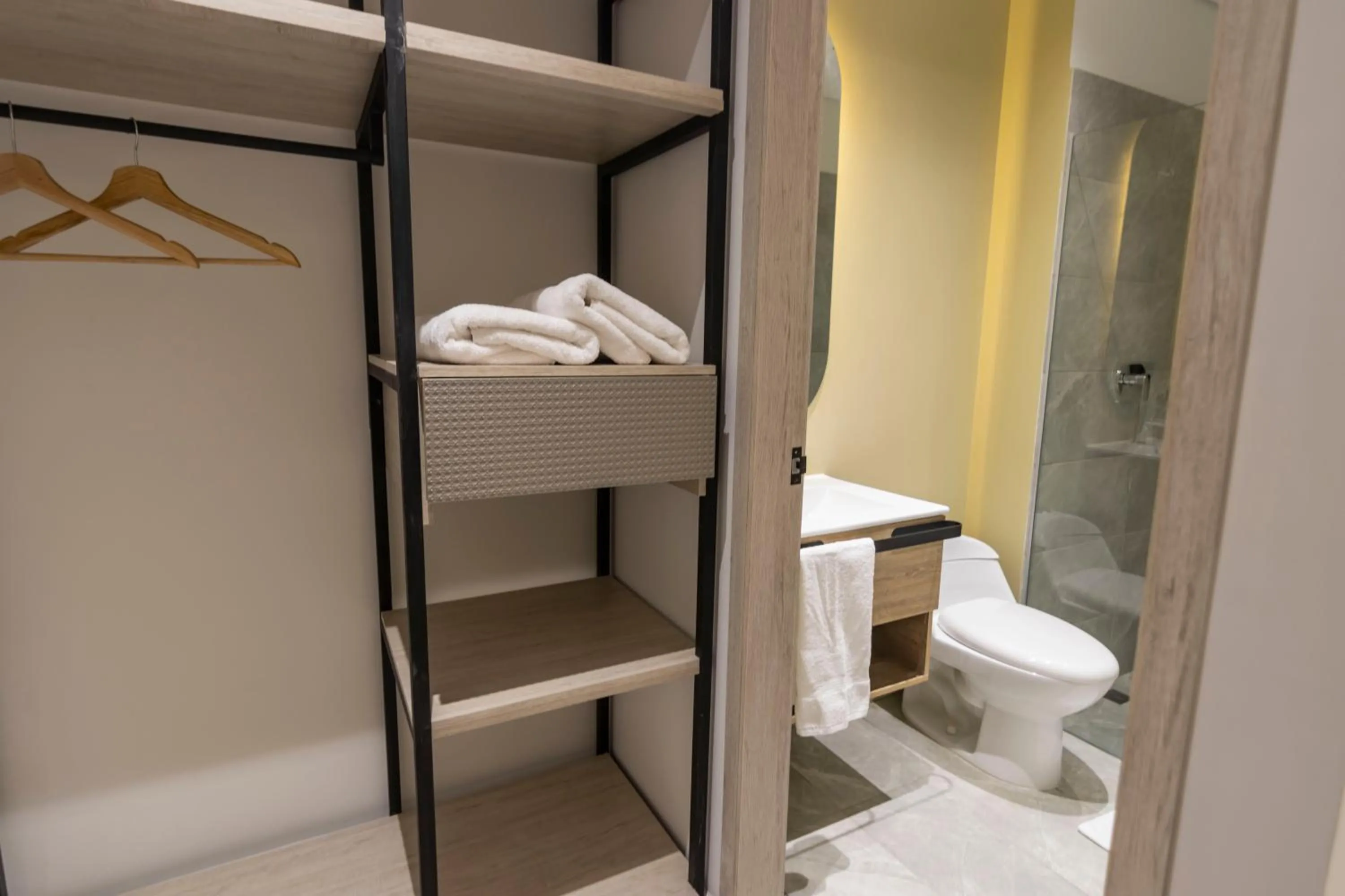 Shower in Sonata 44 Hotel Laureles