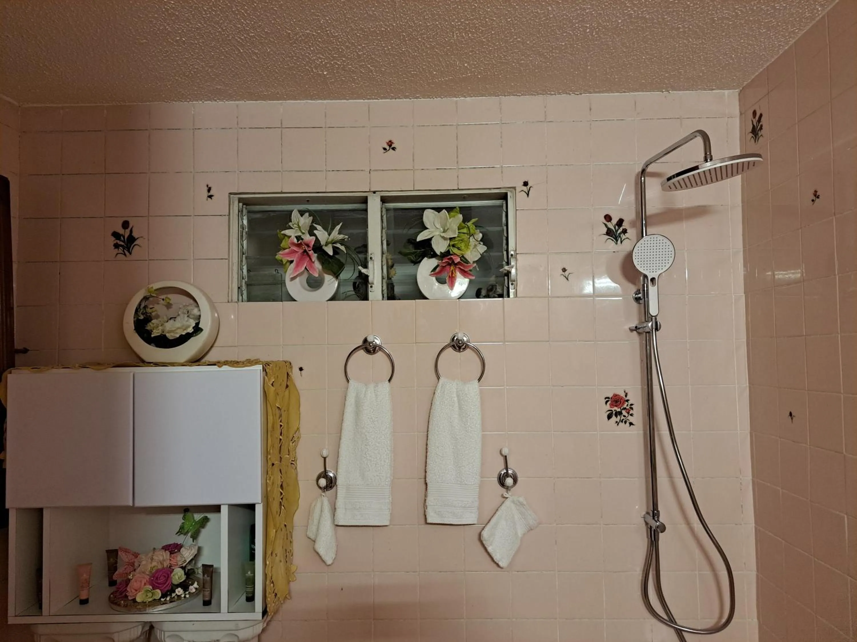 Shower in KANALU BEACH APPATEMENT