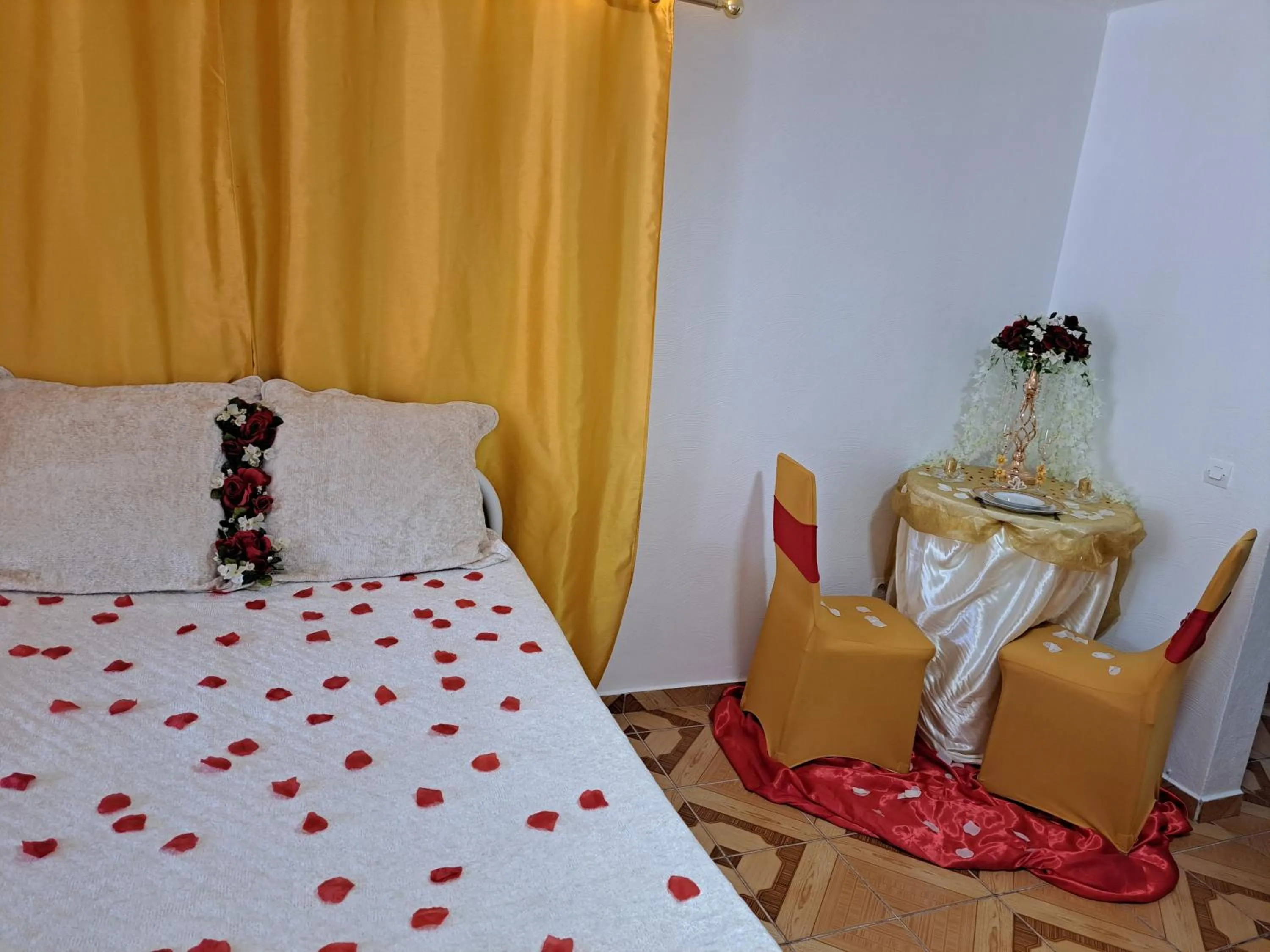 Photo of the whole room, Bed in KANALU BEACH APPATEMENT