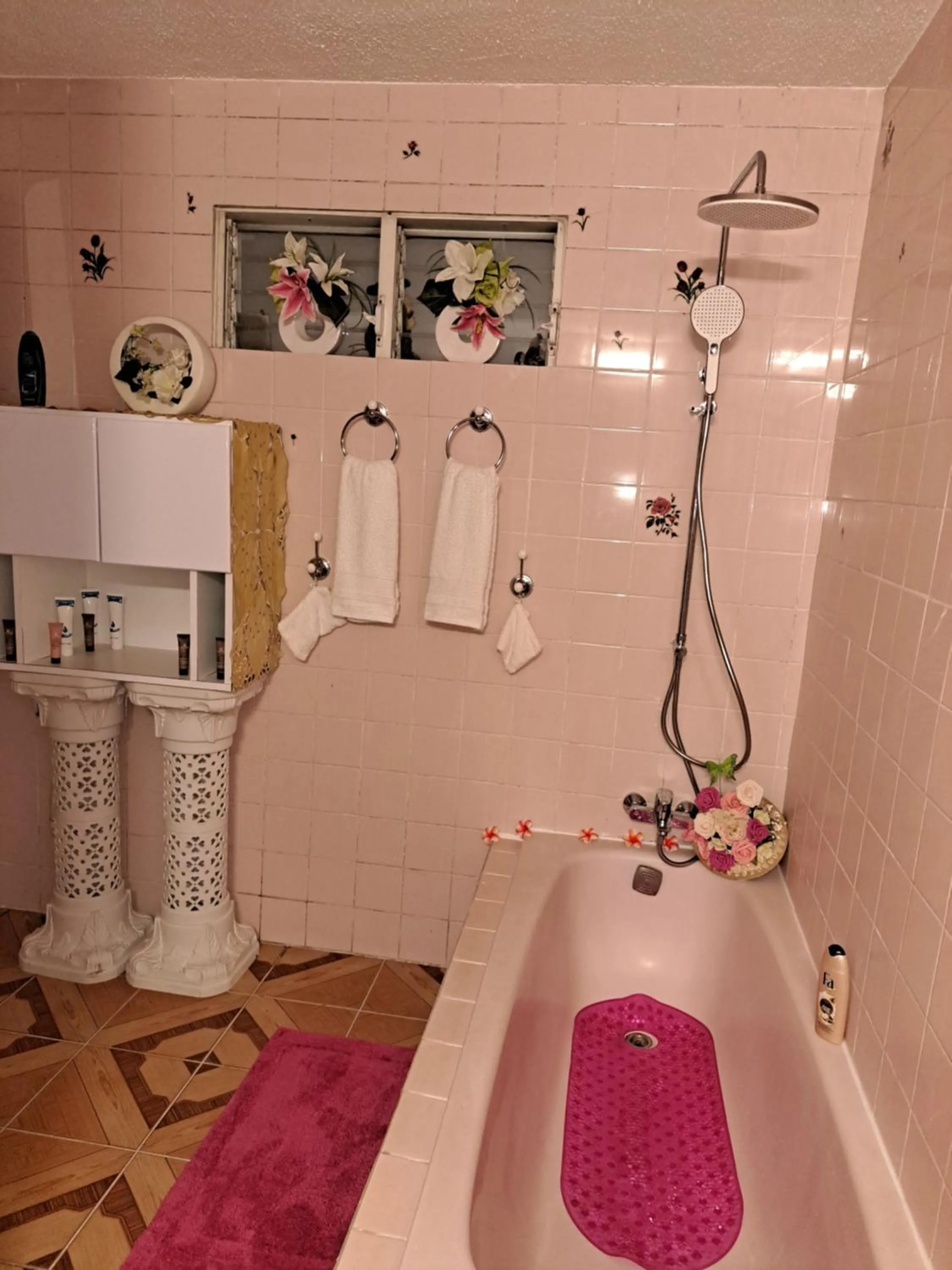 Shower in KANALU BEACH APPATEMENT