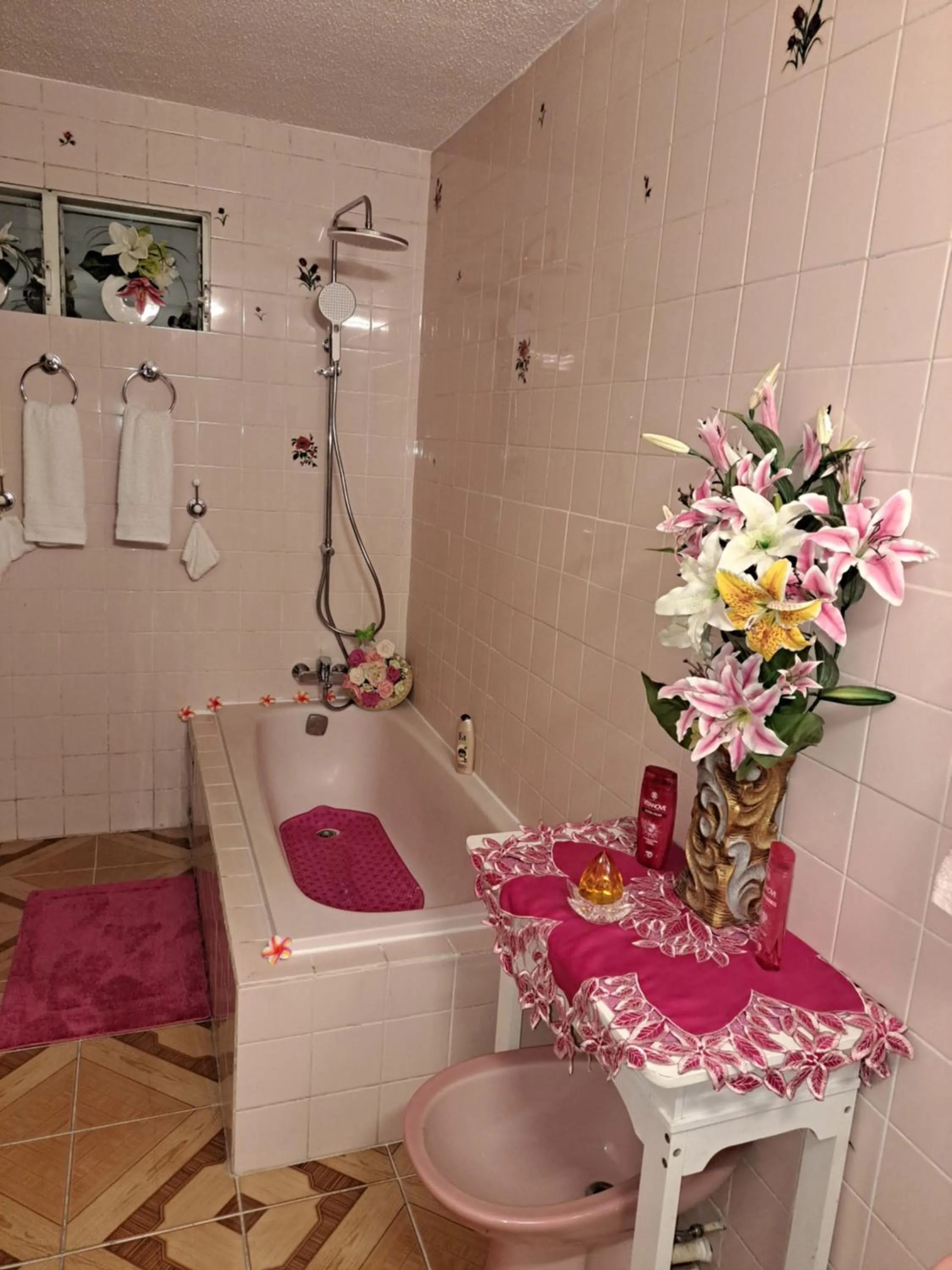 Shower in KANALU BEACH APPATEMENT