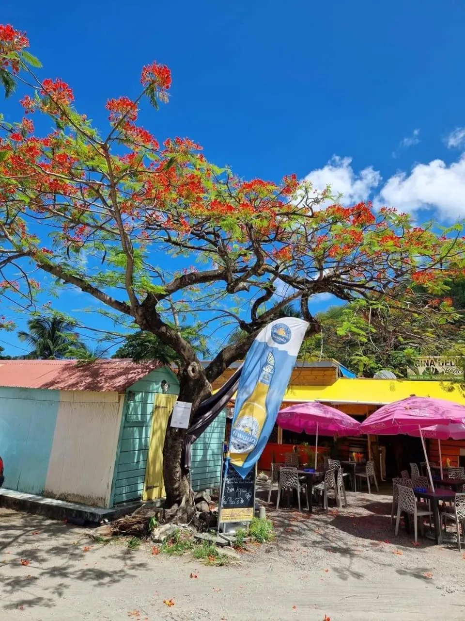 Restaurant/places to eat in KANALU BEACH APPATEMENT