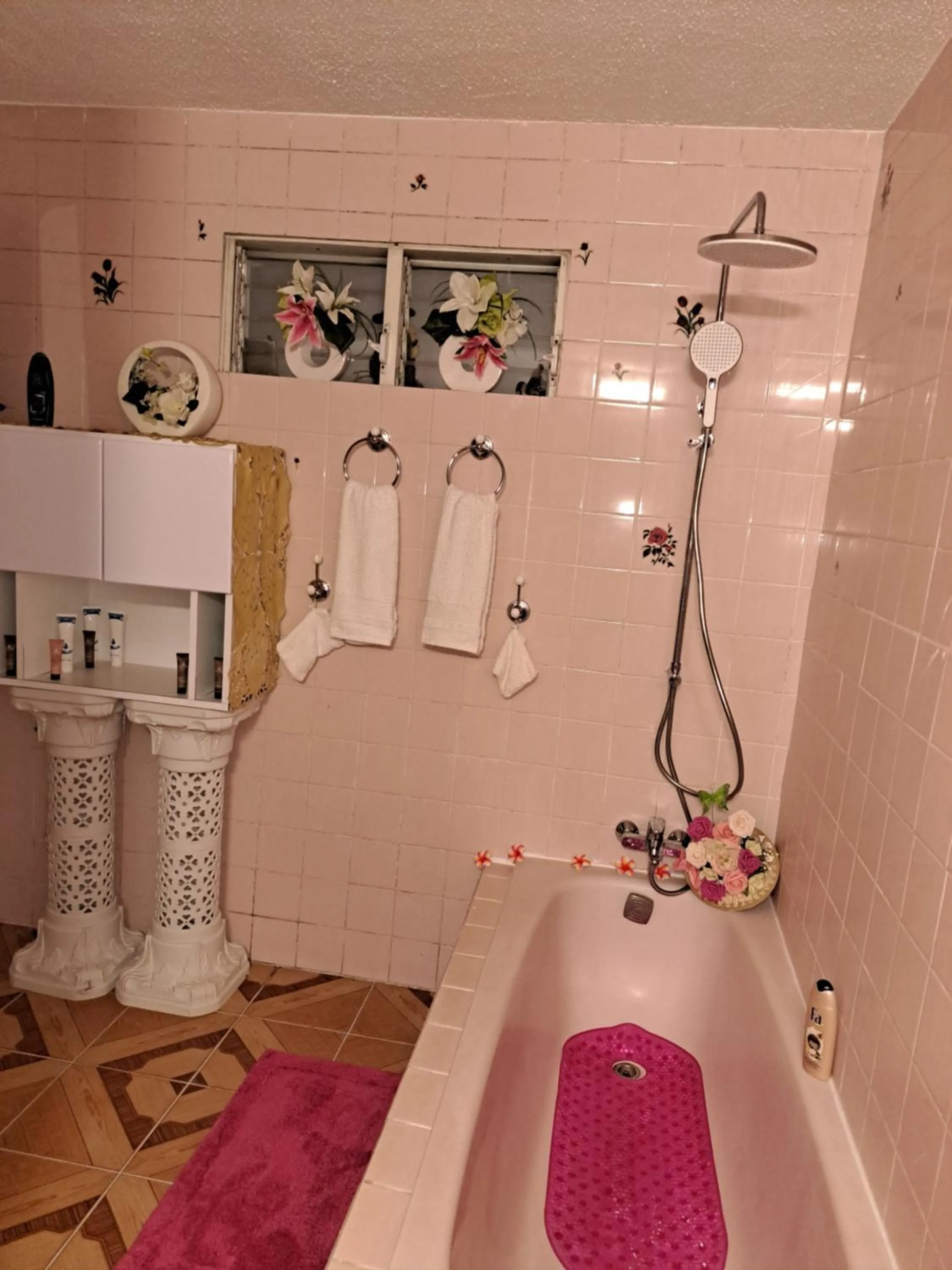 Shower in KANALU BEACH APPATEMENT
