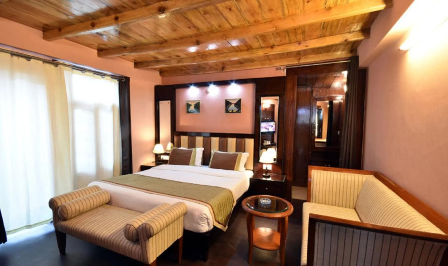 Bed in Hotel H. K. Legacy Nainital