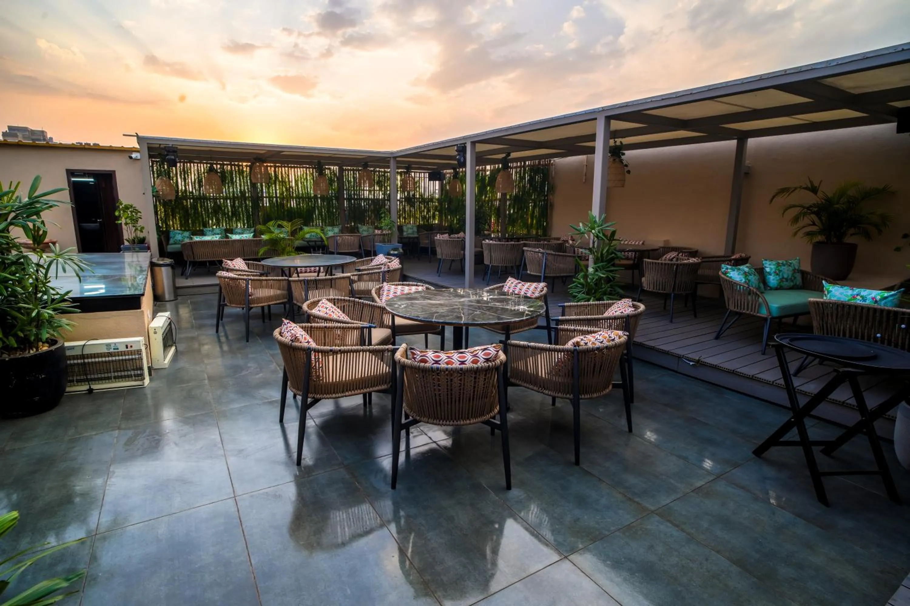 Restaurant/places to eat in ACR Luxury Hotel