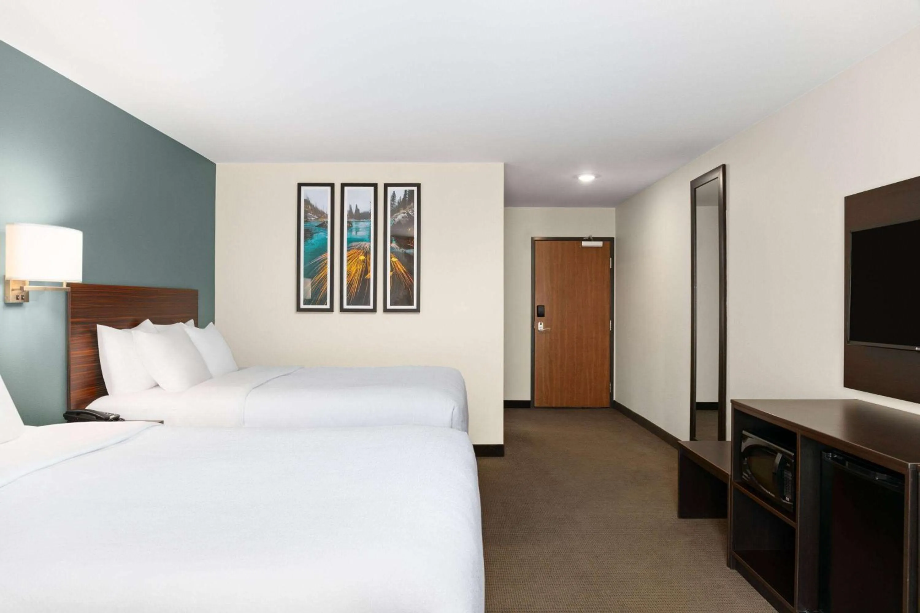 Photo of the whole room, Bed in La Quinta Inn & Suites by Wyndham Wenatchee