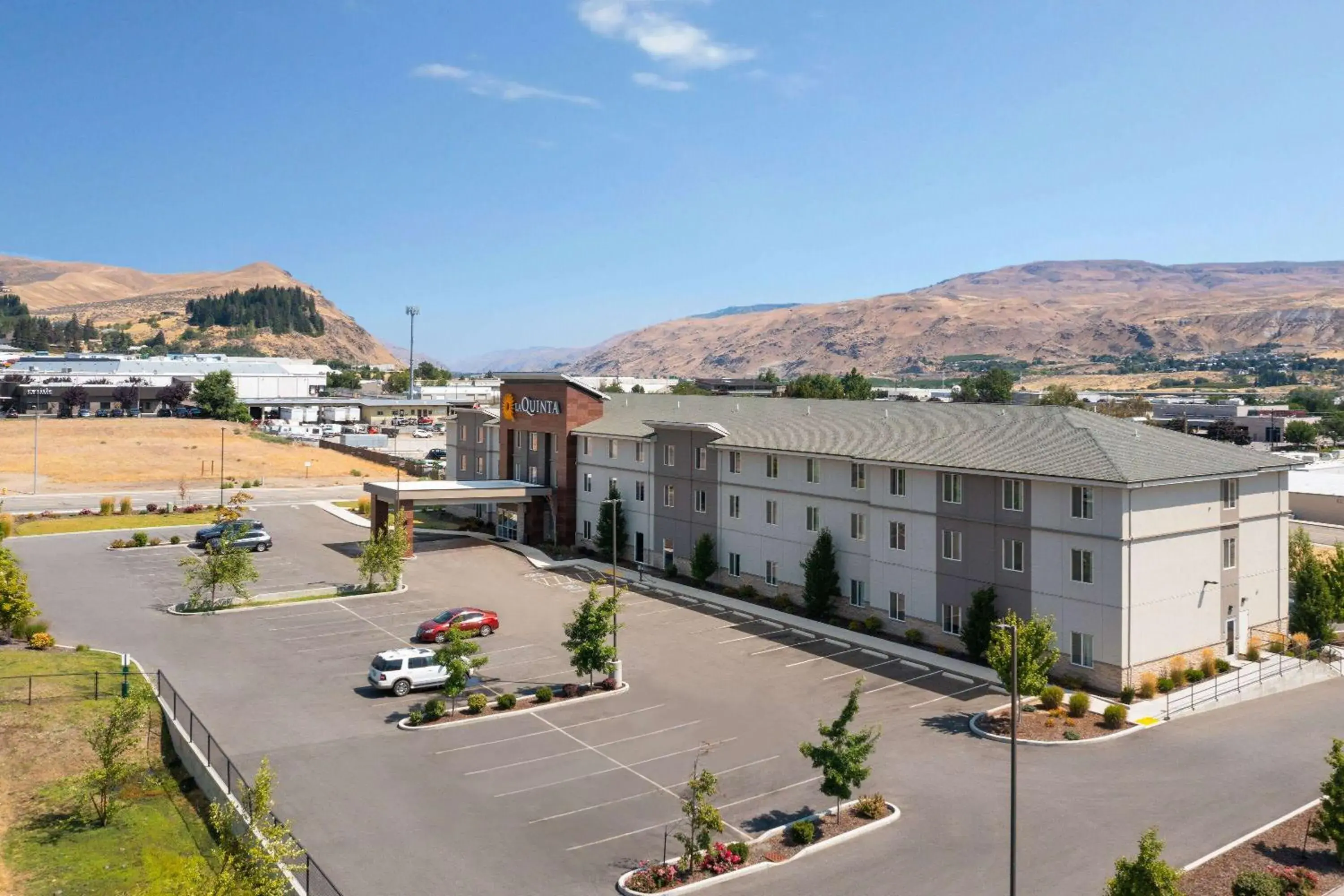 Property building in La Quinta Inn & Suites by Wyndham Wenatchee Property building in La Quinta Inn & Suites by Wyndham Wenatchee