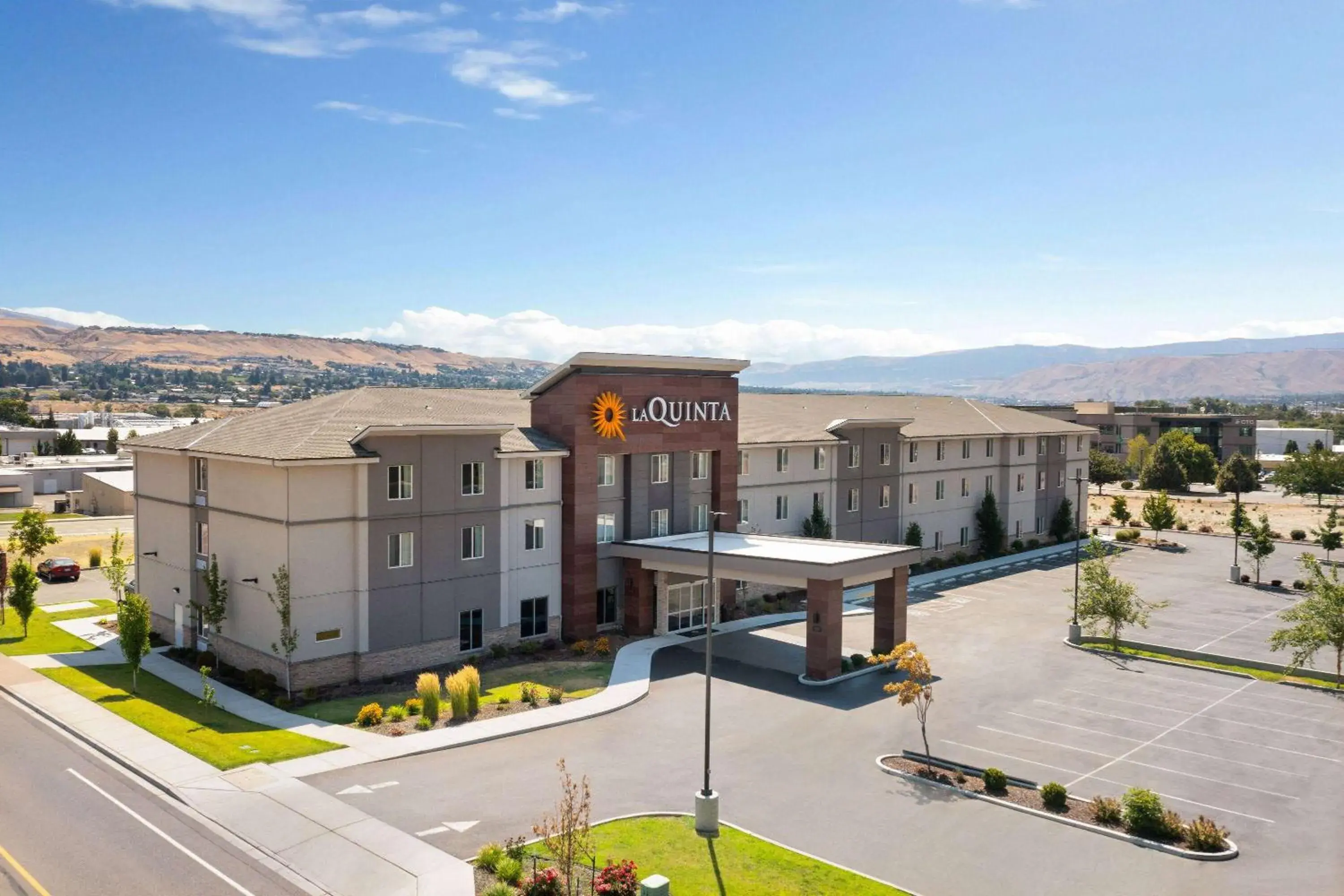 Property building in La Quinta Inn & Suites by Wyndham Wenatchee Property building in La Quinta Inn & Suites by Wyndham Wenatchee