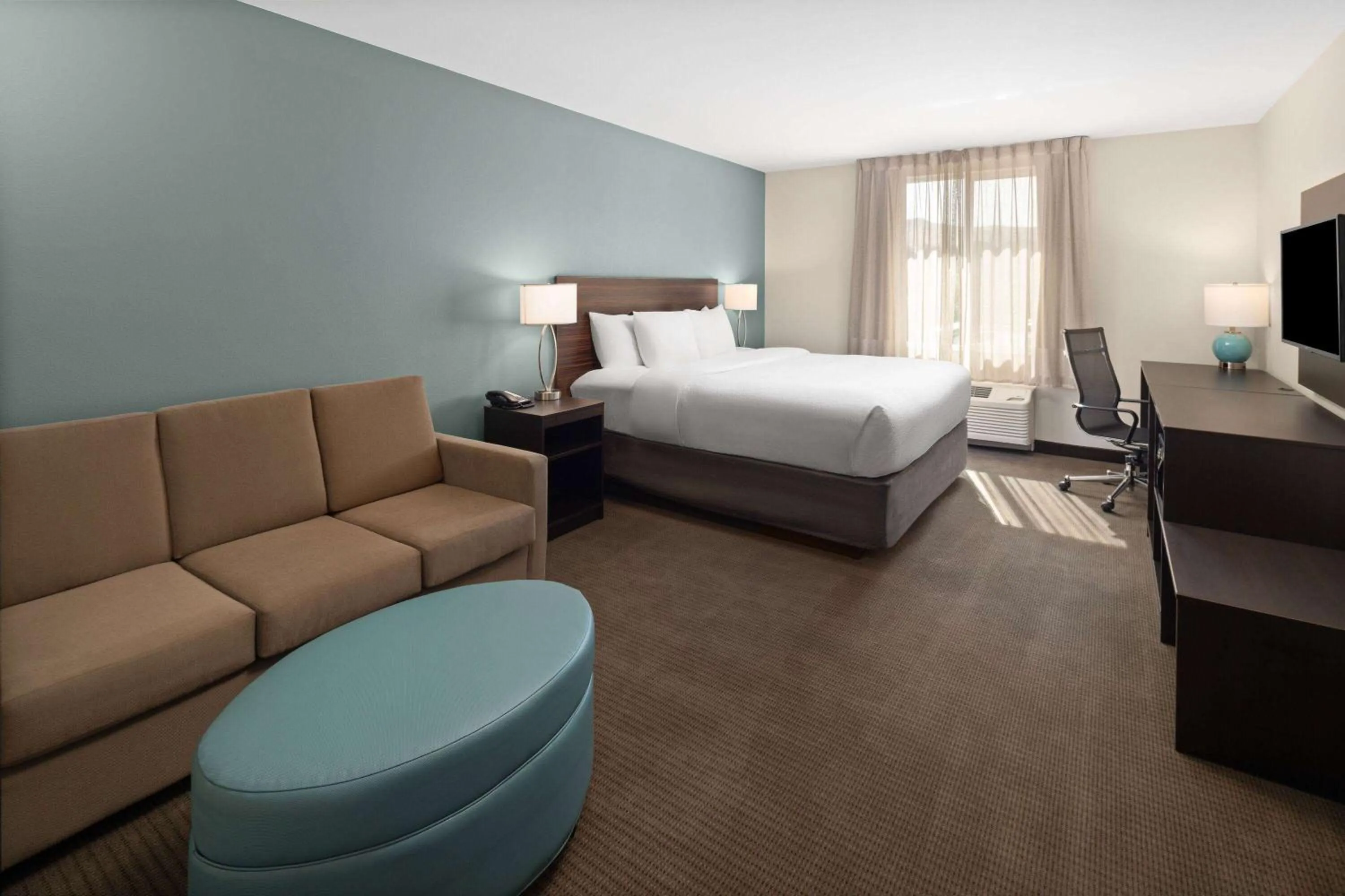 Photo of the whole room, Bed in La Quinta Inn & Suites by Wyndham Wenatchee