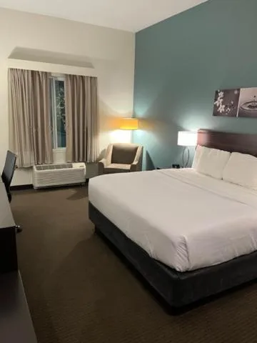 Bed in La Quinta Inn & Suites by Wyndham Wenatchee